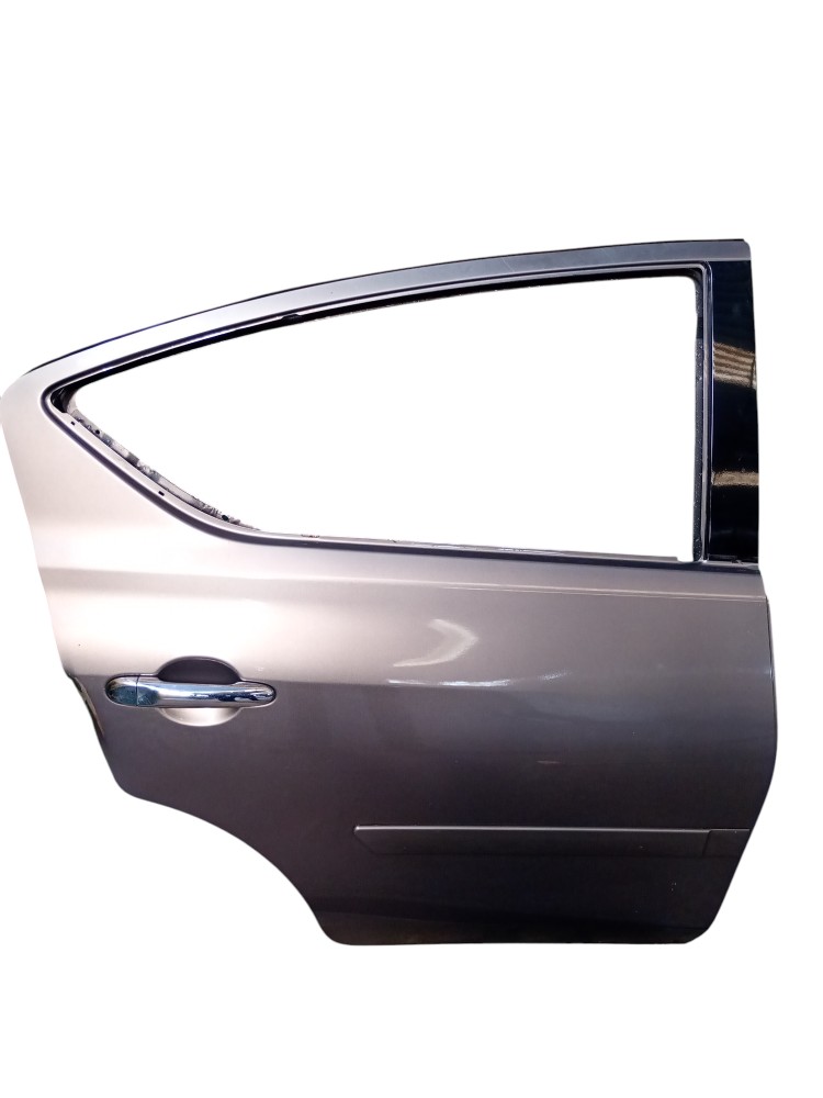 Porta Traseira Direita Nissan Versa 2014 Com pequeno Detalhe