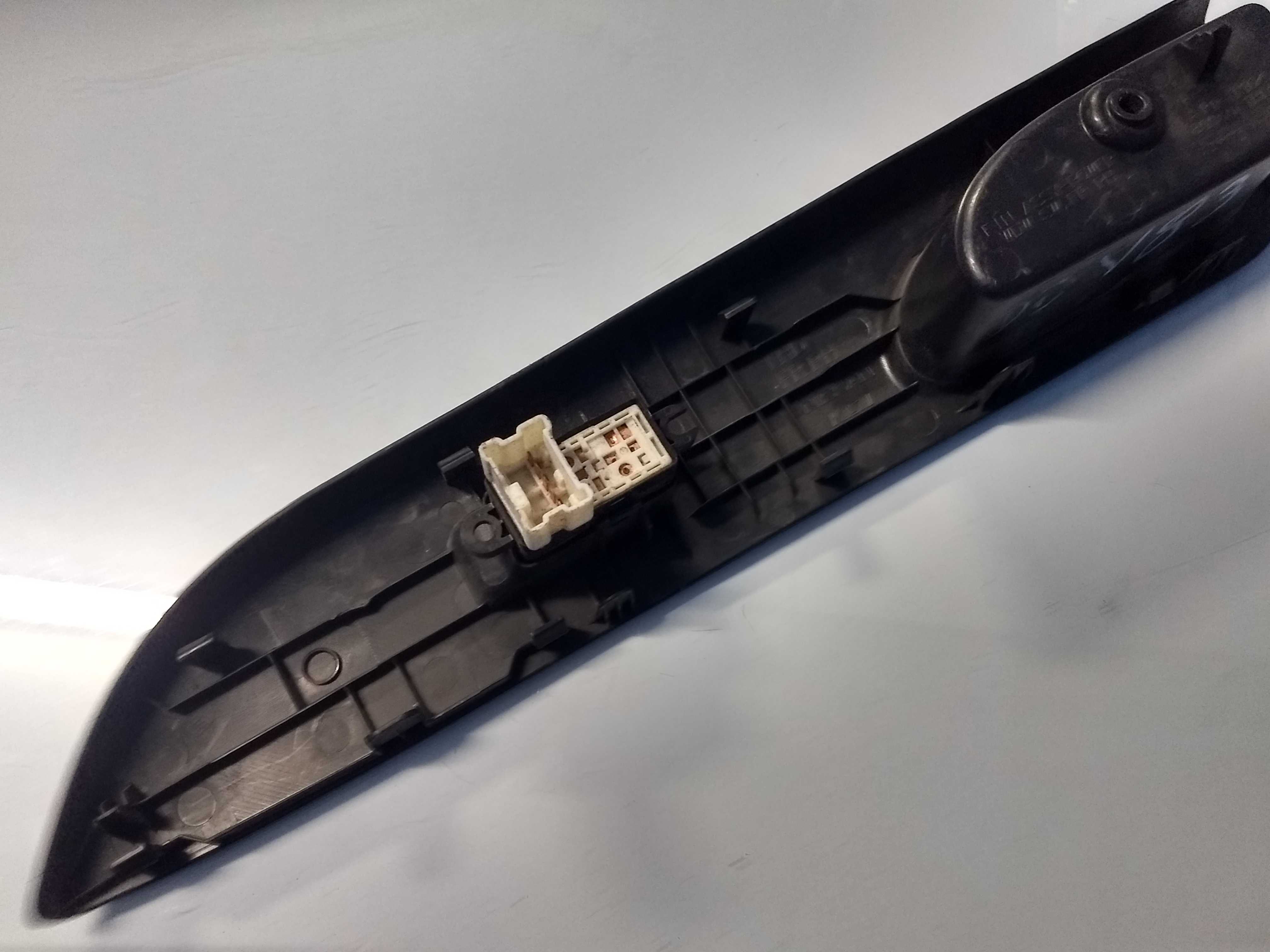 Moldura Comando Vidro Dianteira Direita Nissan March 2014 3
