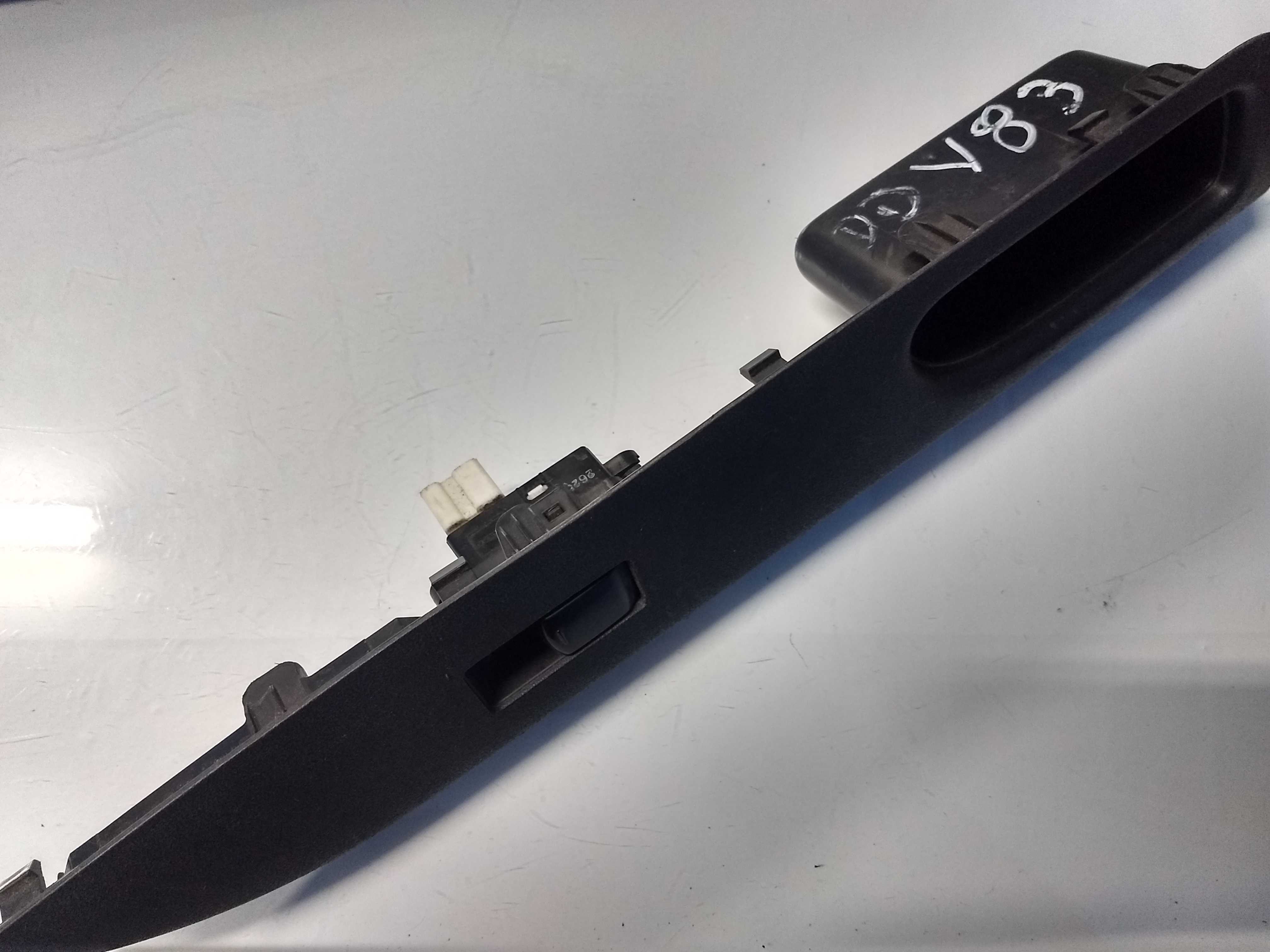 Moldura Comando Vidro Dianteira Direita Nissan March 2014 2