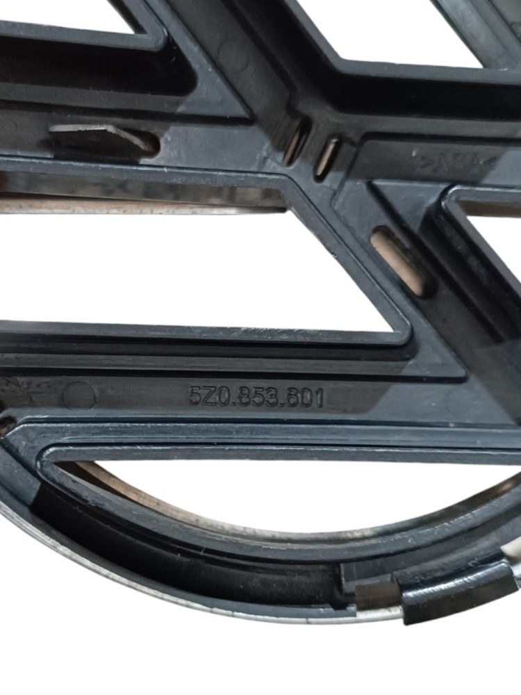 Emblema Grade Dianteiro Volkswagen Fox 1.6 5z0853601 2015  Prata 5
