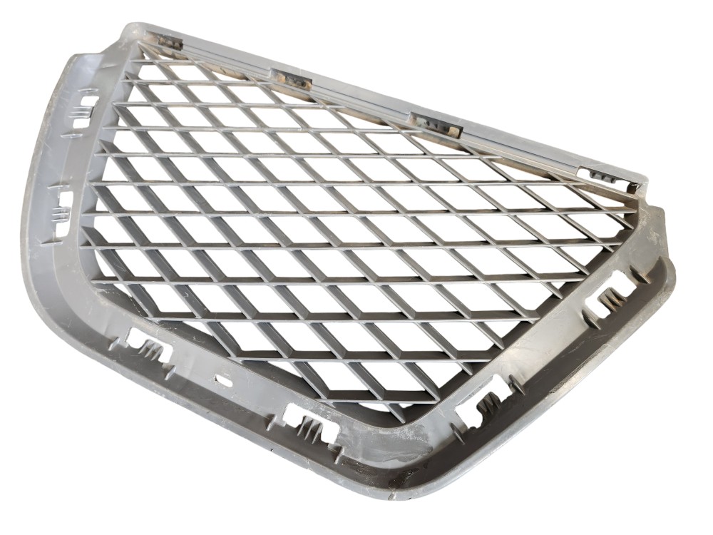 Grade Parachoque Dianteiro Direito Mitsubishi Pajero Tr4 3