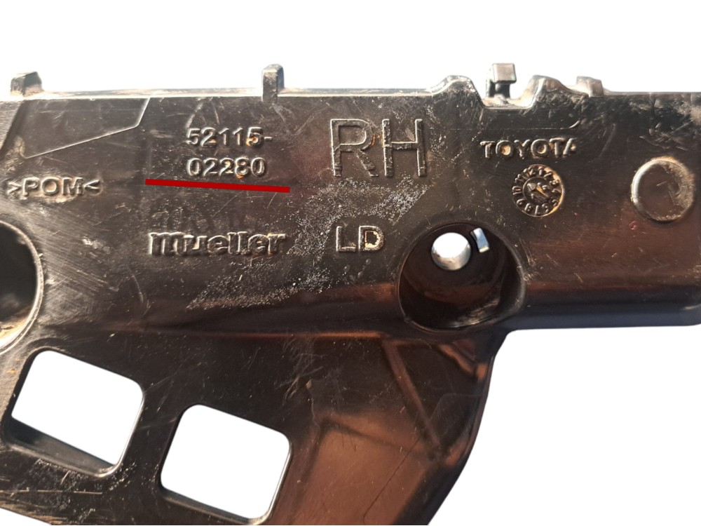 Guia Suporte Parachoque Dianteiro Direito Toyota Corolla 3