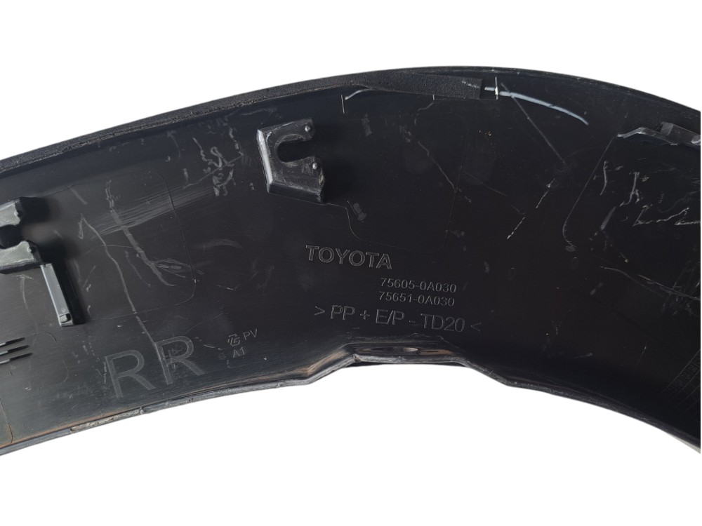 Moldura Alargador Traseiro Direito Toyota Corolla 4