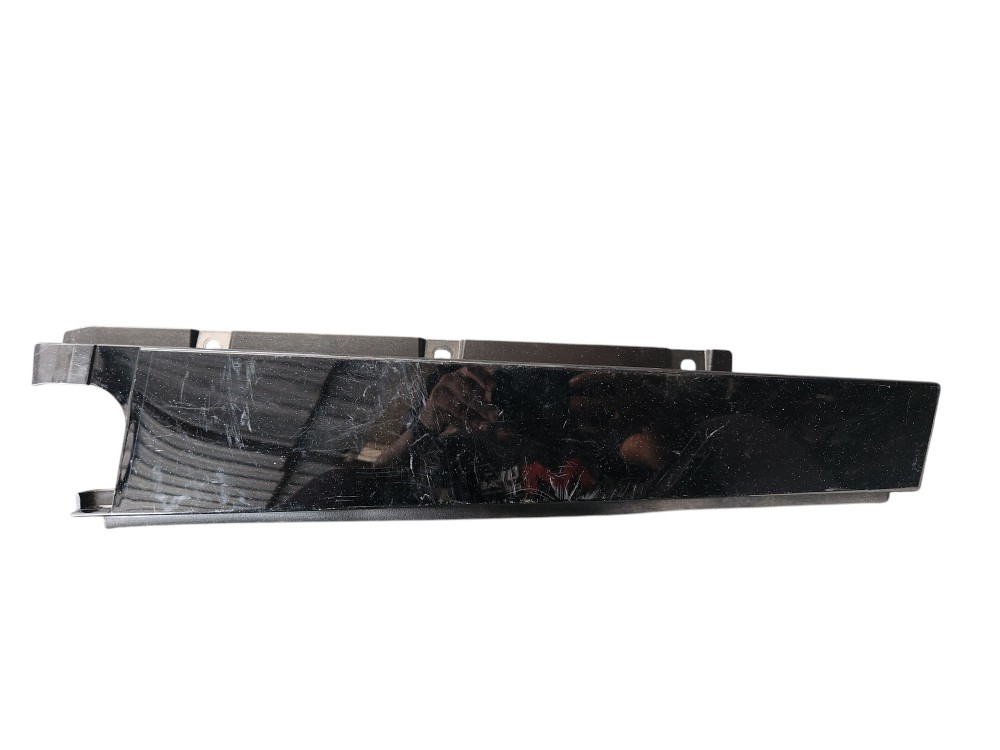 Moldura Pilar Porta Direita Mercedes C200 2024