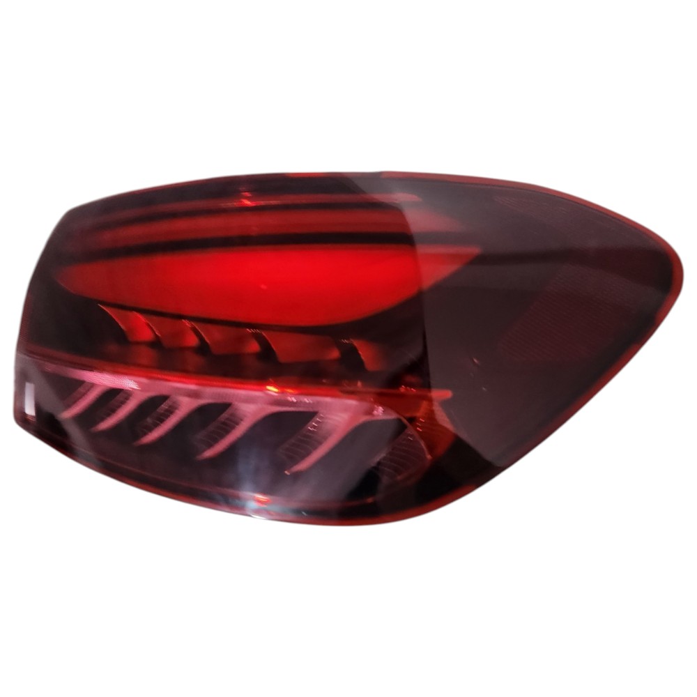 Lantena Direita Mercedes Gla 2024 Vermelha 8
