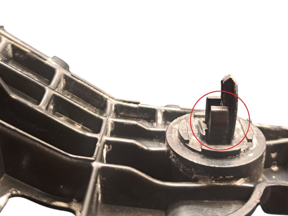 Guia Suporte Parachoque Dianteiro Direito Toyota Corolla 6