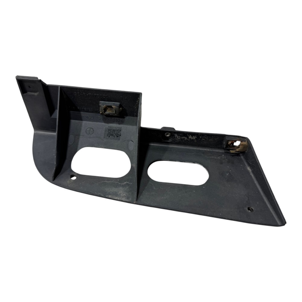 Guia Suporte Direito Parachoque Traseiro Focus sedan DETALHE
