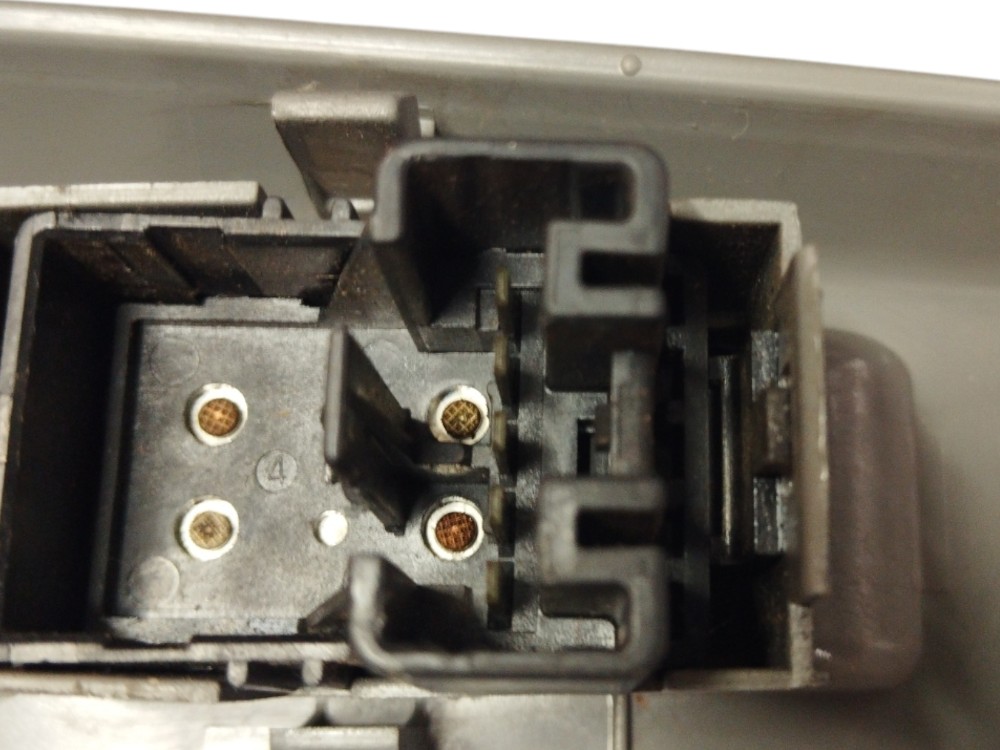 COMANDO BOTAO ELETRICO TRASEIRO L/E YOYOTA SW4 2006 A 10 6