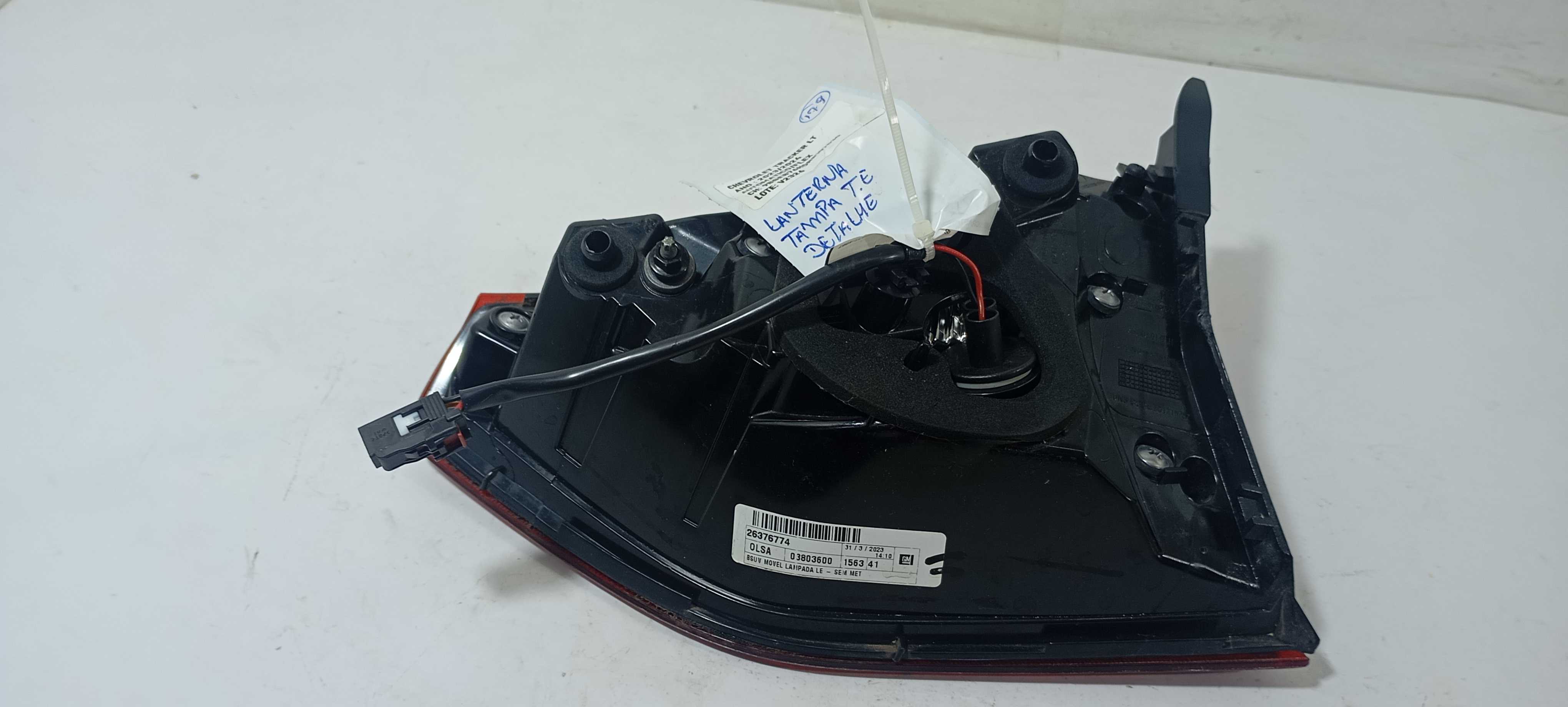 Lanterna Tampa Traseira Esquerda Tracker 2024 26376774 Esquerdo/motorista Vermelha 8