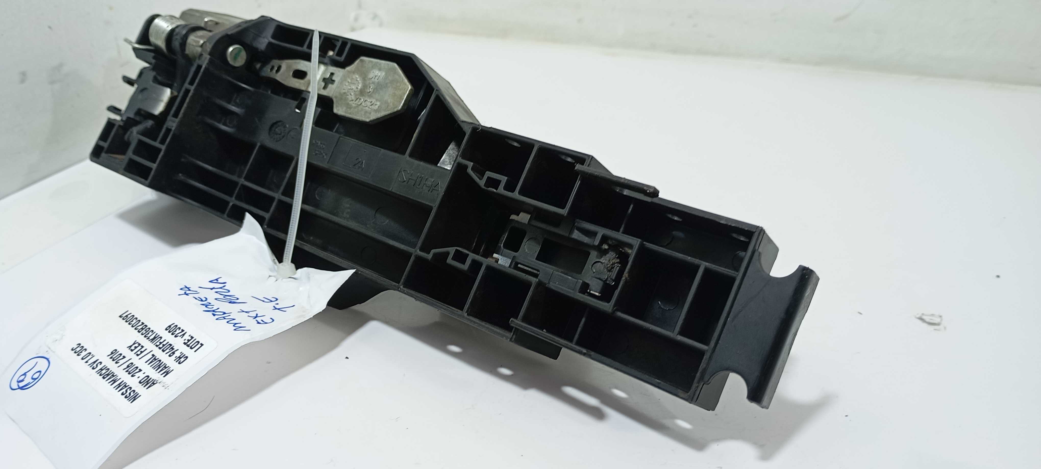 Maçaneta Externa Traseiro E. Nissan March Sv 1.0 2016 Sh1ha Branco Traseira 9