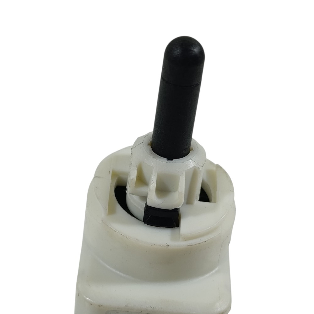 Interruptor freio Peugeot 208 ano 2024 9813503100 4