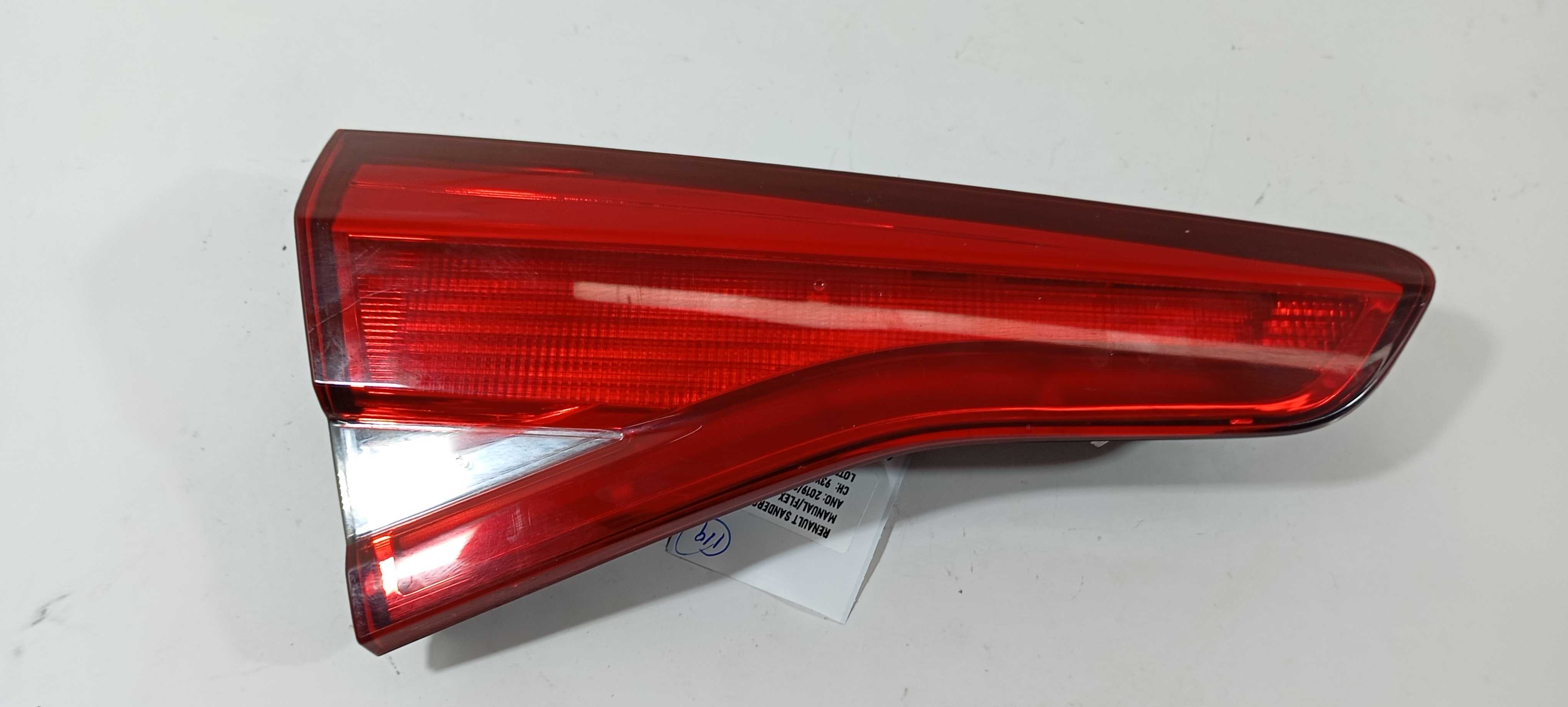 Lanterna Tampa Tras Esq Renault Sandero 1.0 2020 265552477r Esquerdo/motorista Vermelha