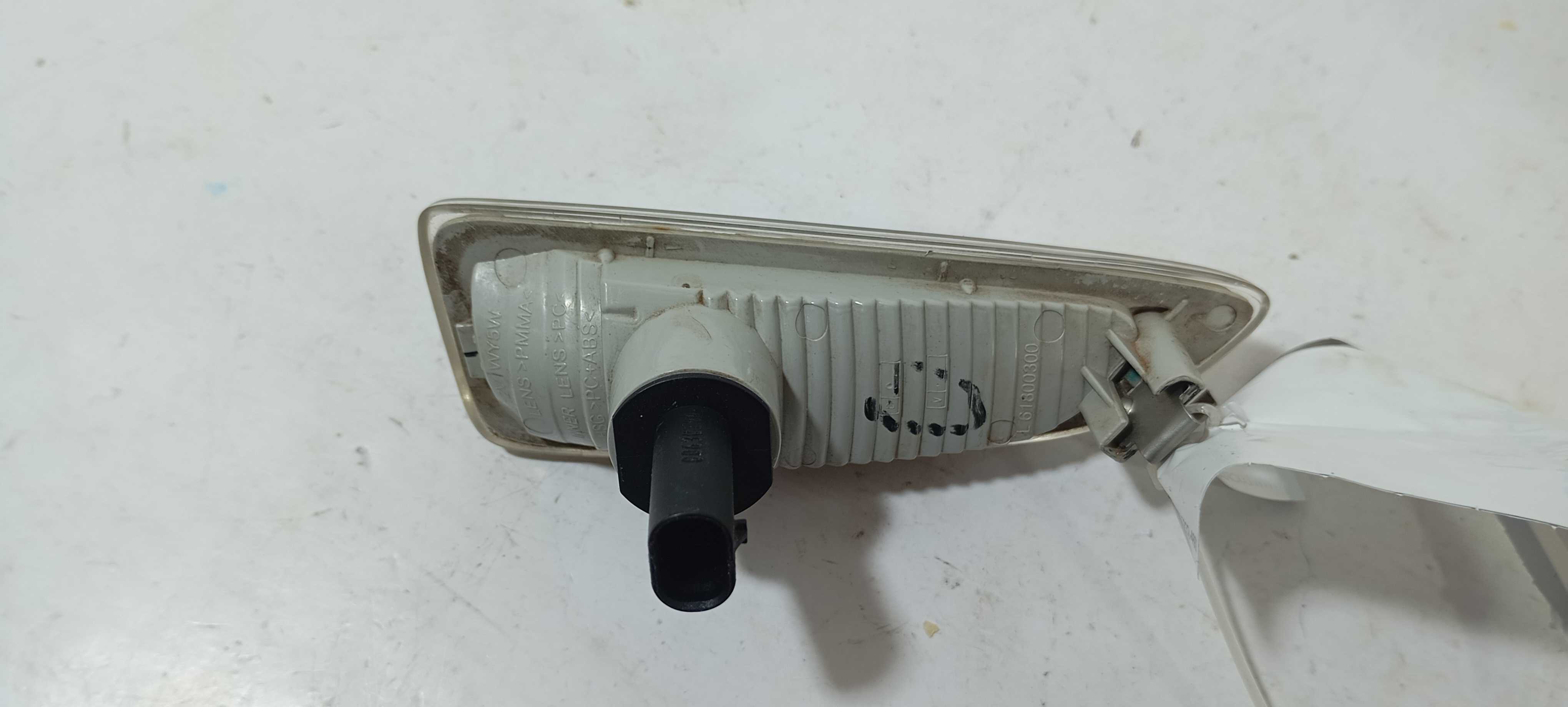 Pisca Paralama Esquerdo Gm Tracker Lt 2024 26244312 Esquerdo Branco 4