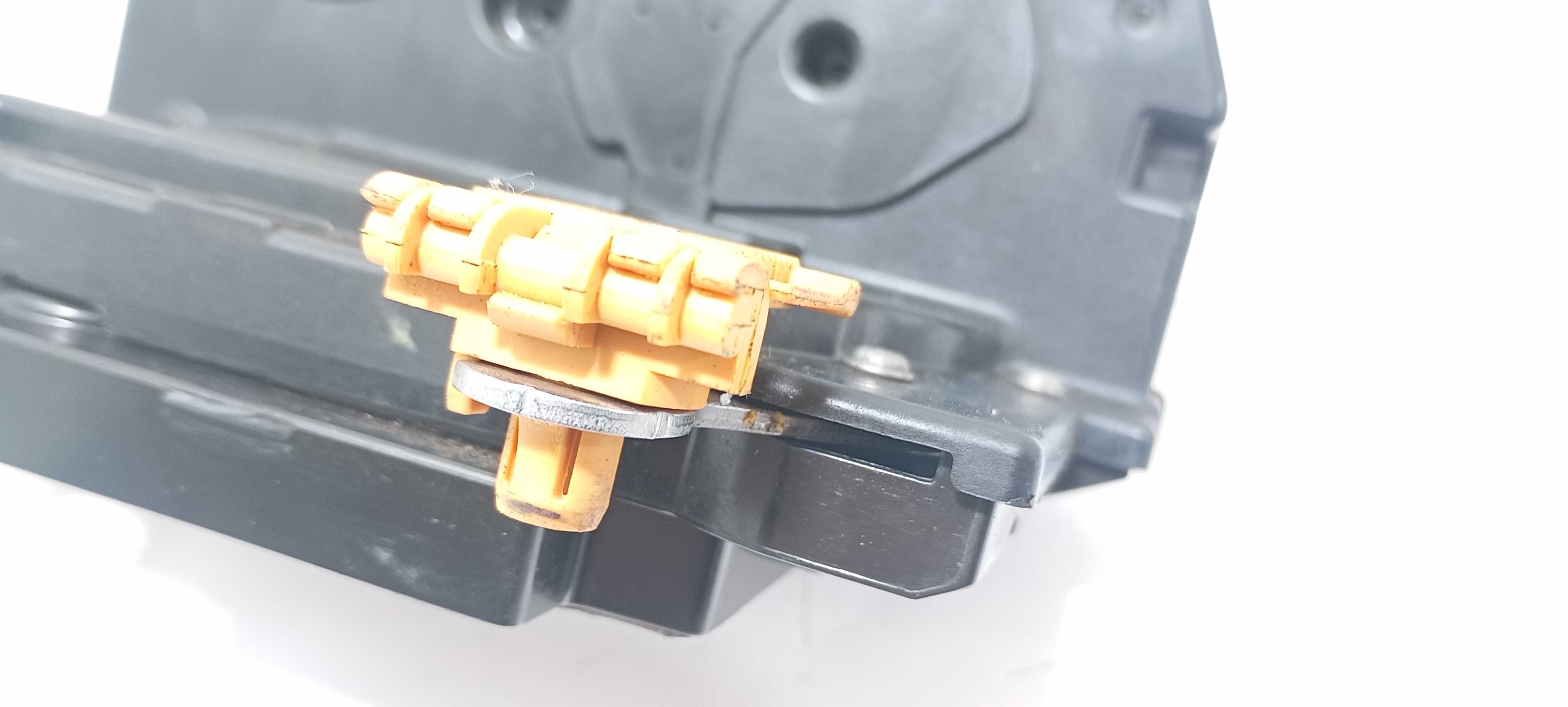 Fechadura Porta Traseira D. Gm Onix Active 1.4 2018 13510458 9