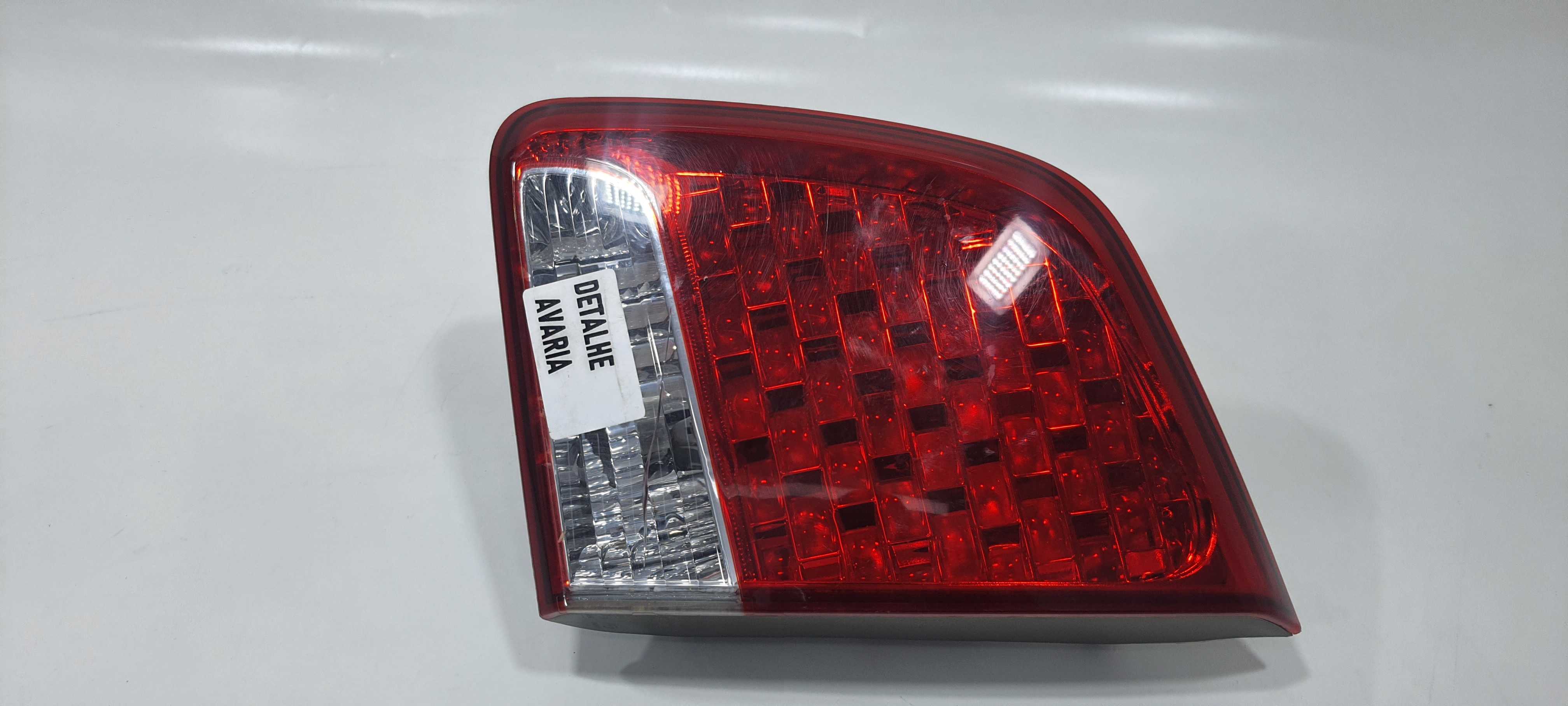 Lanterna Tampa Direita Detalhe Kia Sorento 2.4 2012 110330b Direito/passageiro Vermelha 2