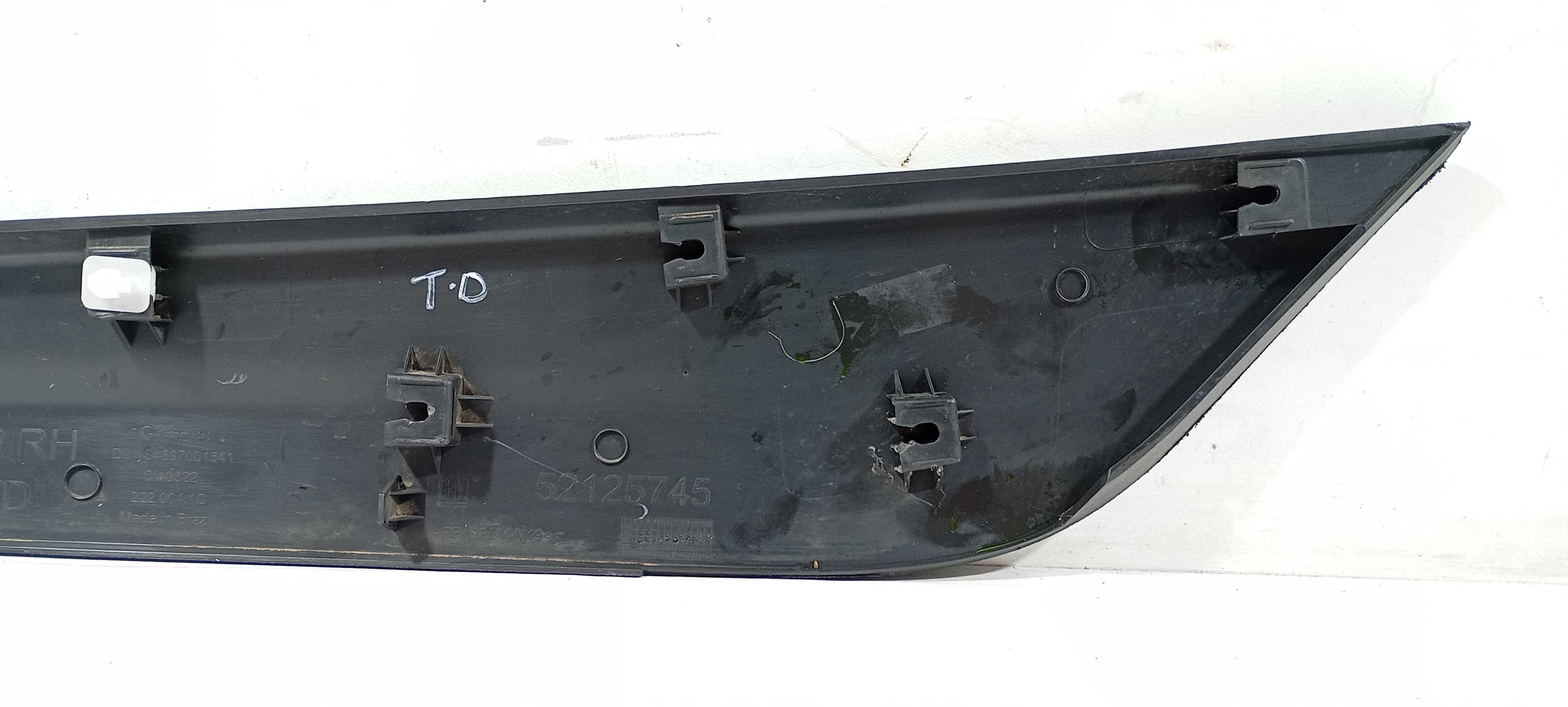 Moldura Traseira D. Gm Onix Active 1.4 2018 52125745 4