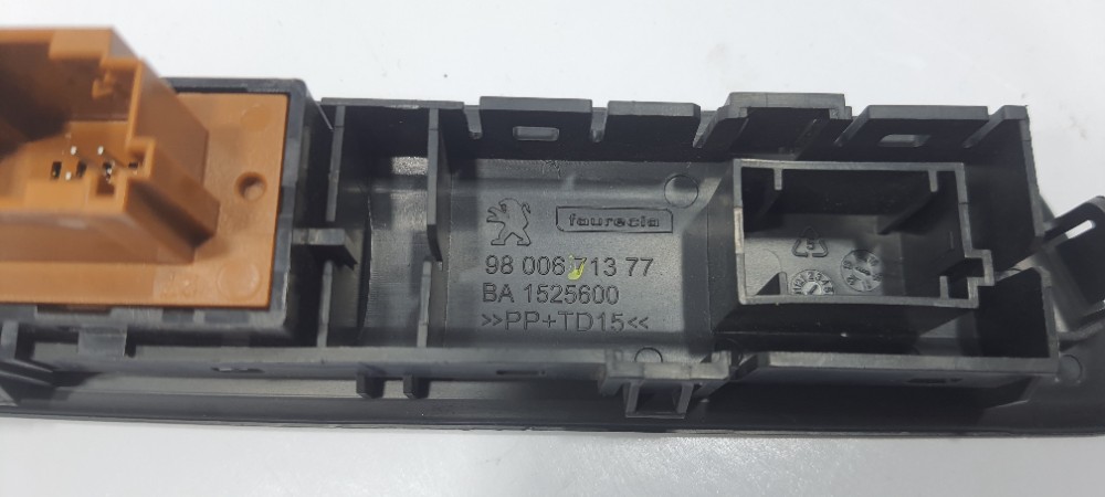 Botão Sensor Estacionamento Peugeot 208 1.2 2018 9800671377 Preto 4