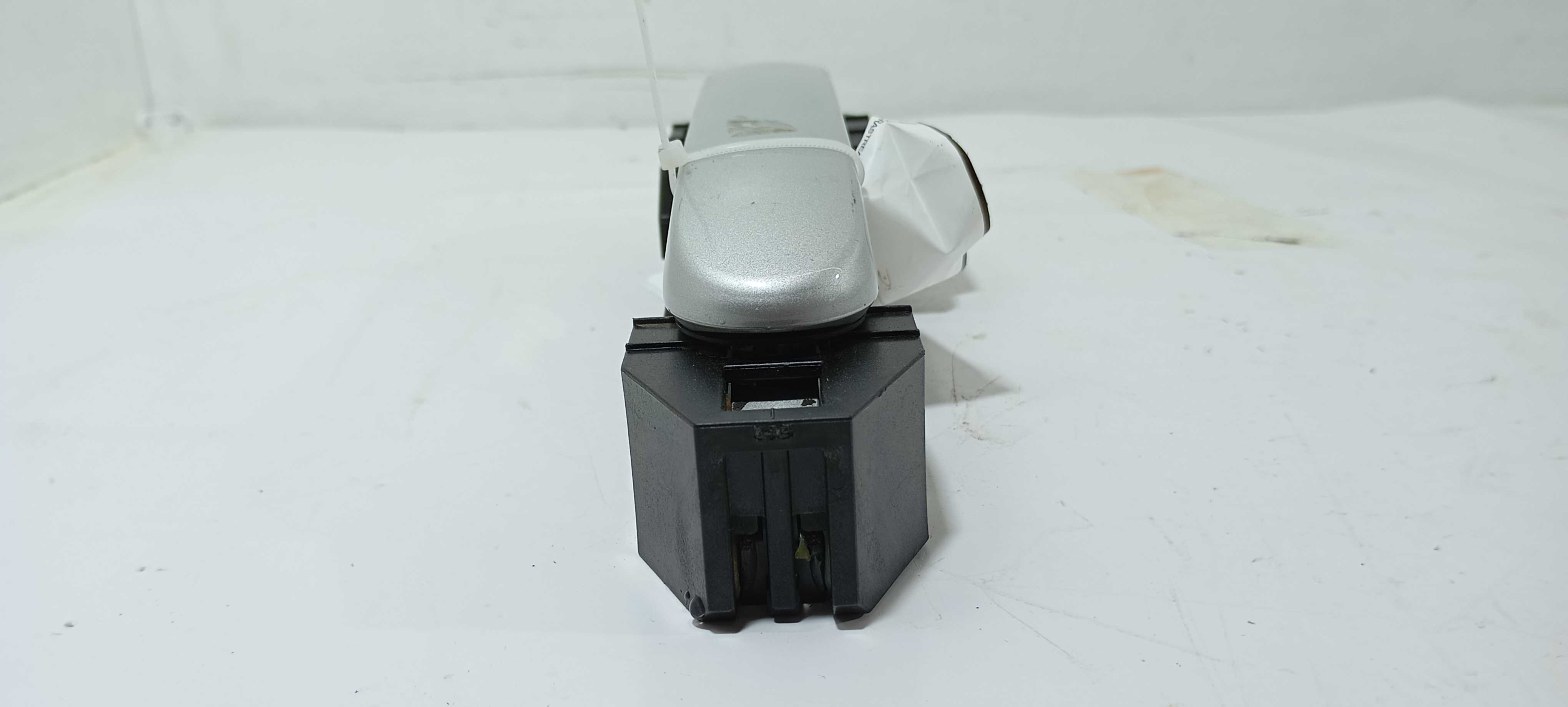Maçaneta Externa Diant. D. Nissan Tiida Sedan 1.8 12 V2305 Cinza Perolado Dianteira 1