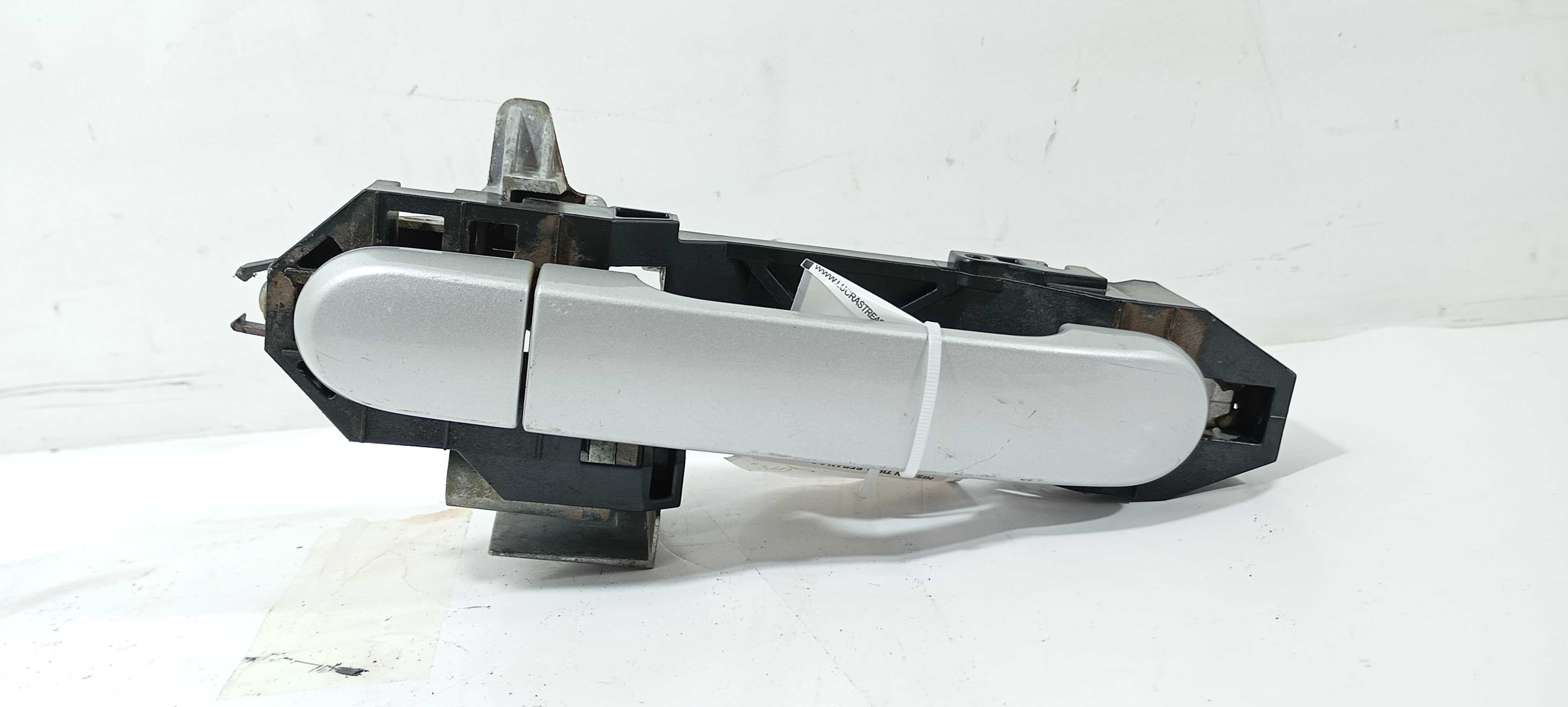 Maçaneta Externa Traseira E. Nissan Tiida Sedan 1.8 12 V2305 Cinza Perolado Traseira 1
