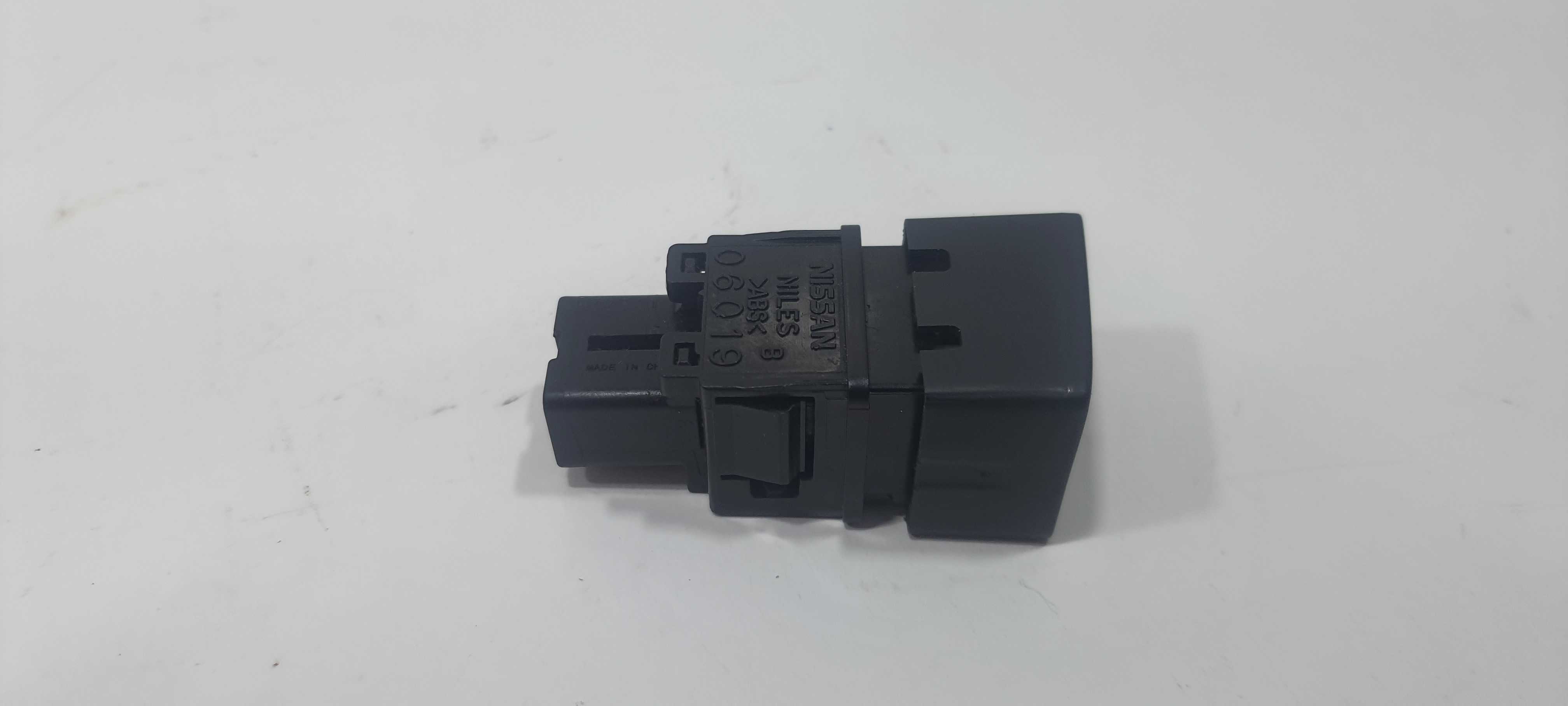 Botão Pisca Alerta Nissan March Sv 1.0 2016 5722k1 Preto 4