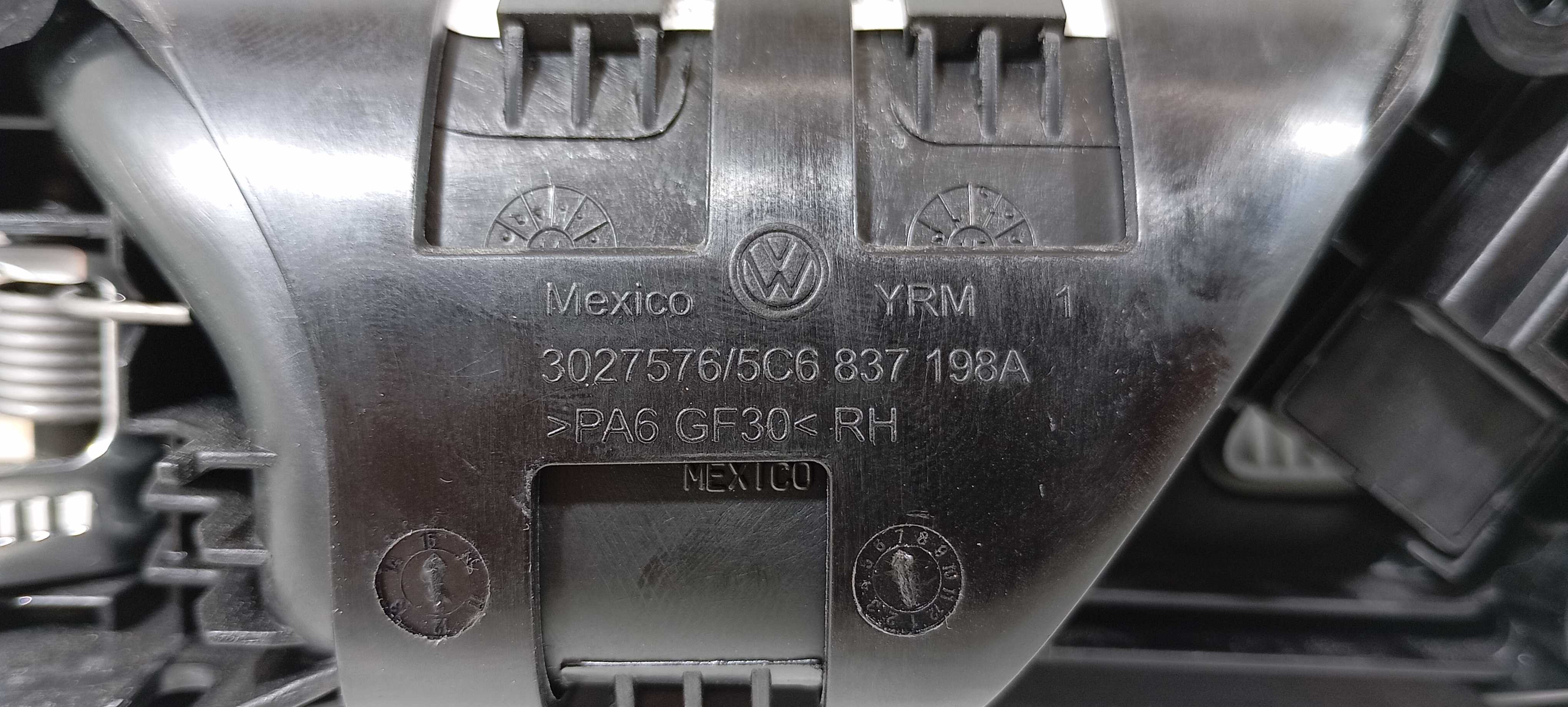 Maçaneta Interna Diant. D. Volkswagen Jetta 1.4 2016 V2297 Preto/prata Dianteira 6