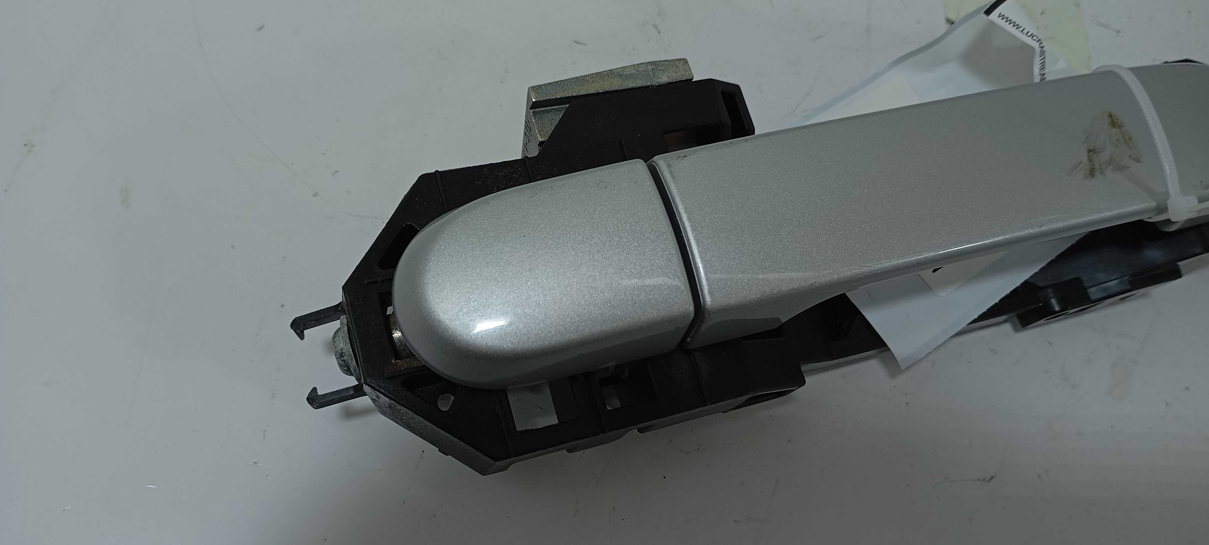 Maçaneta Externa Diant. D. Nissan Tiida Sedan 1.8 12 V2305 Cinza Perolado Dianteira 7