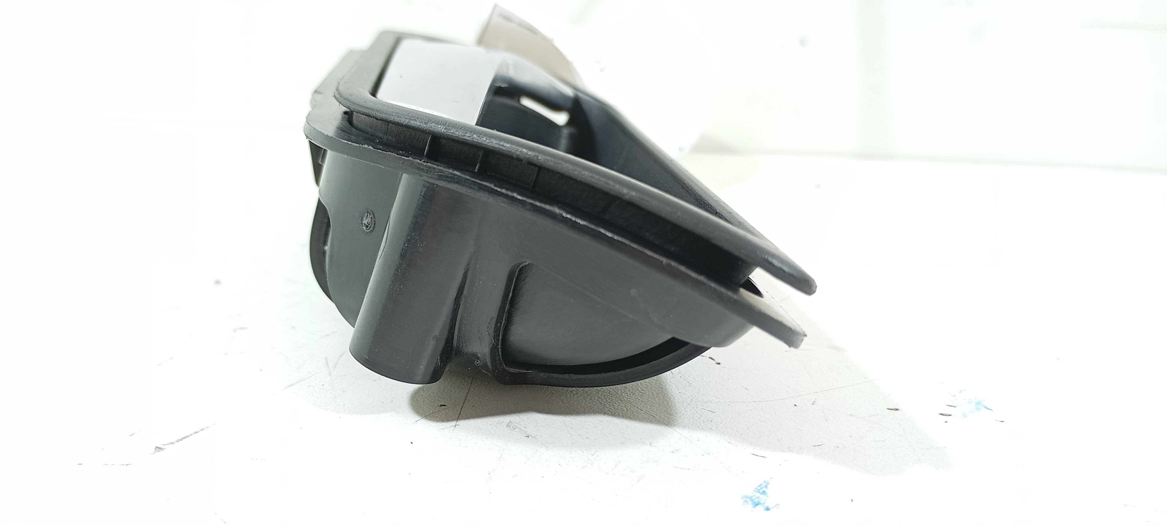 Maçaneta Interna Traseira E. Volkswagen Jetta 1.4 2016 V2297 Preto/prata Traseira 2