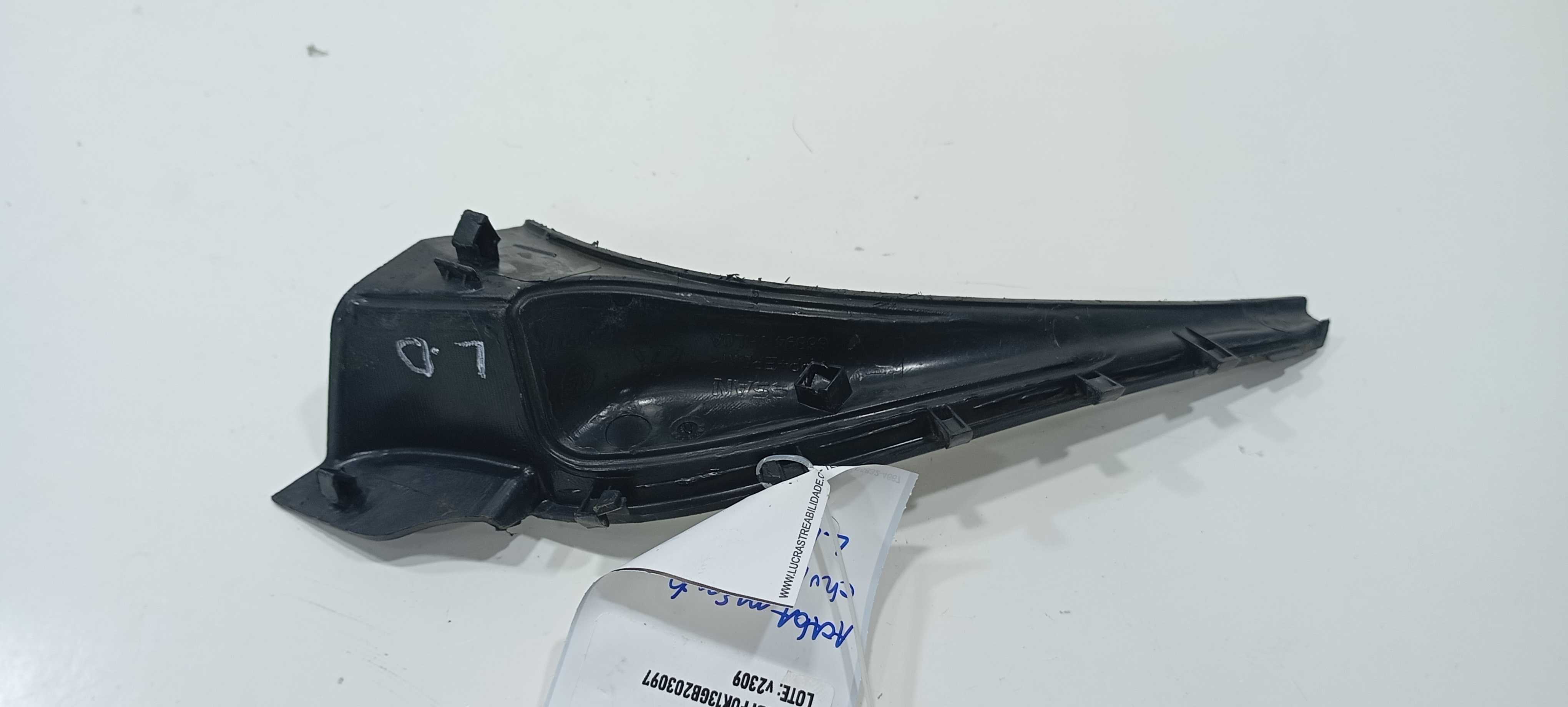 Acabamento Churrasqueira Dir Nissan March Sv 1.0 2016 668941 Preto 2