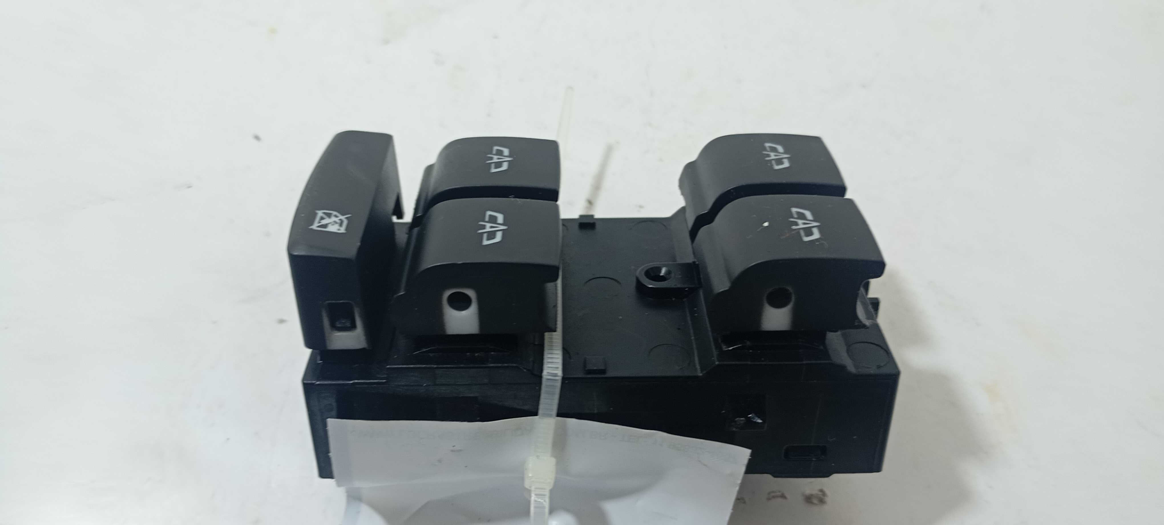 Botão Vidro Dianteiro Esquerdo Gm Tracker Lt 2024 26211281 2