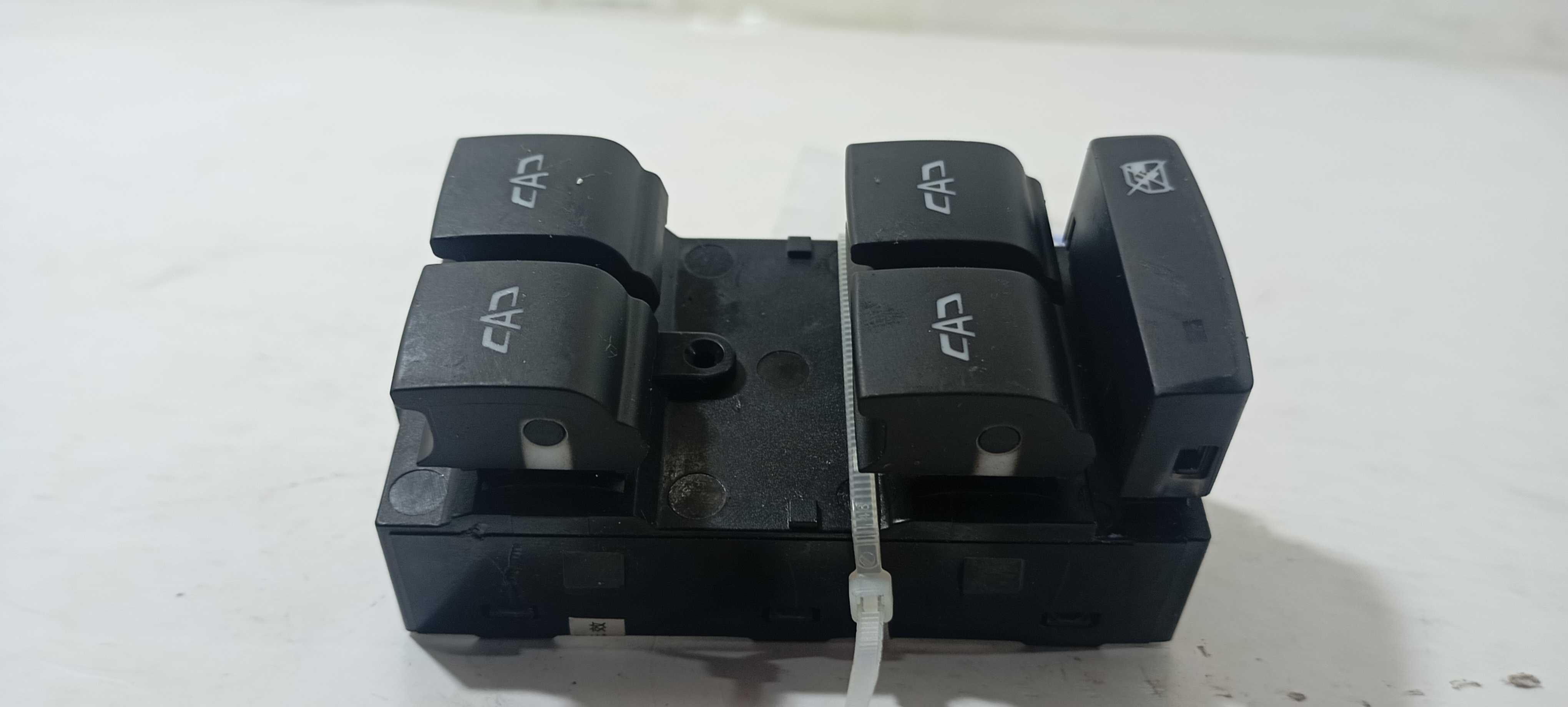 Botão Vidro Dianteiro Esquerdo Gm Tracker Lt 2024 26211281 1