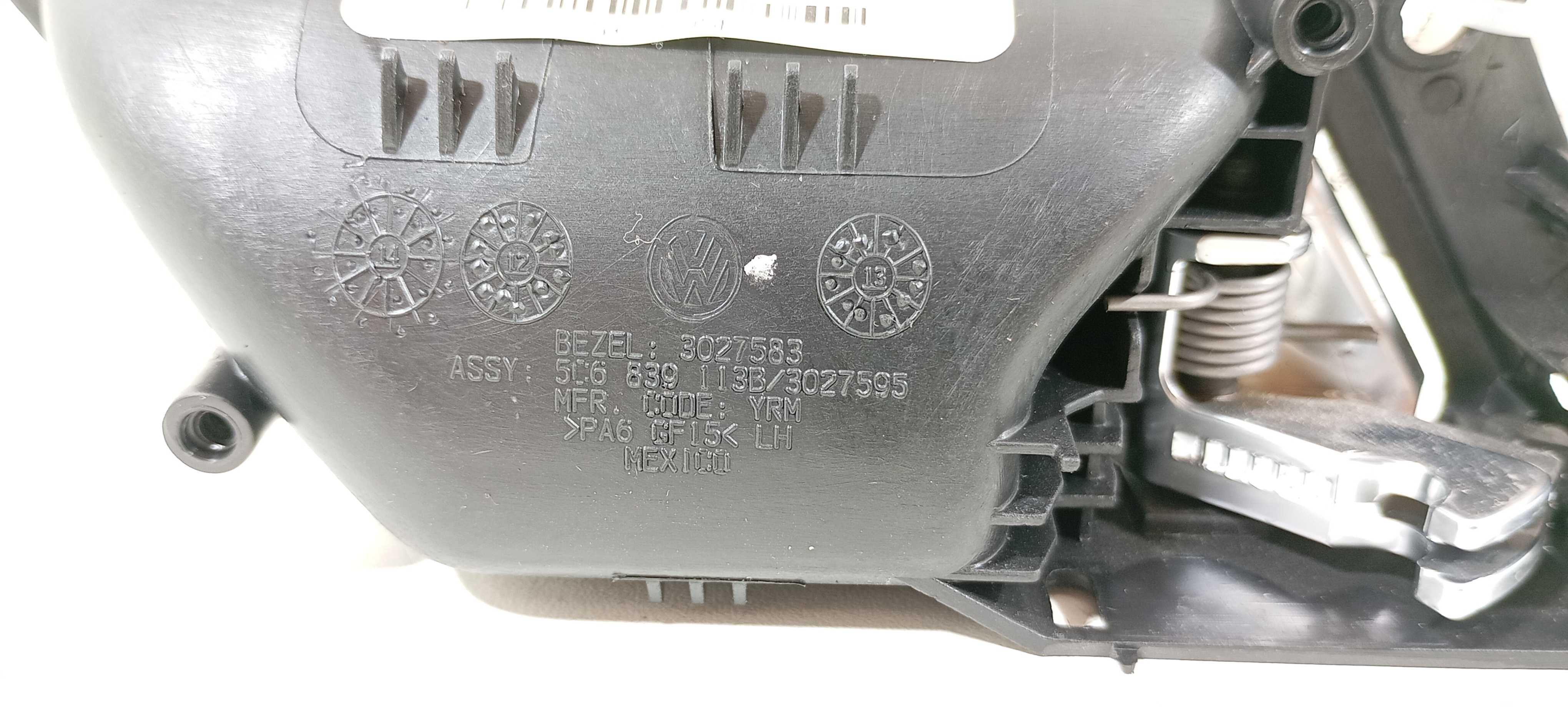 Maçaneta Interna Traseira E. Volkswagen Jetta 1.4 2016 V2297 Preto/prata Traseira 4