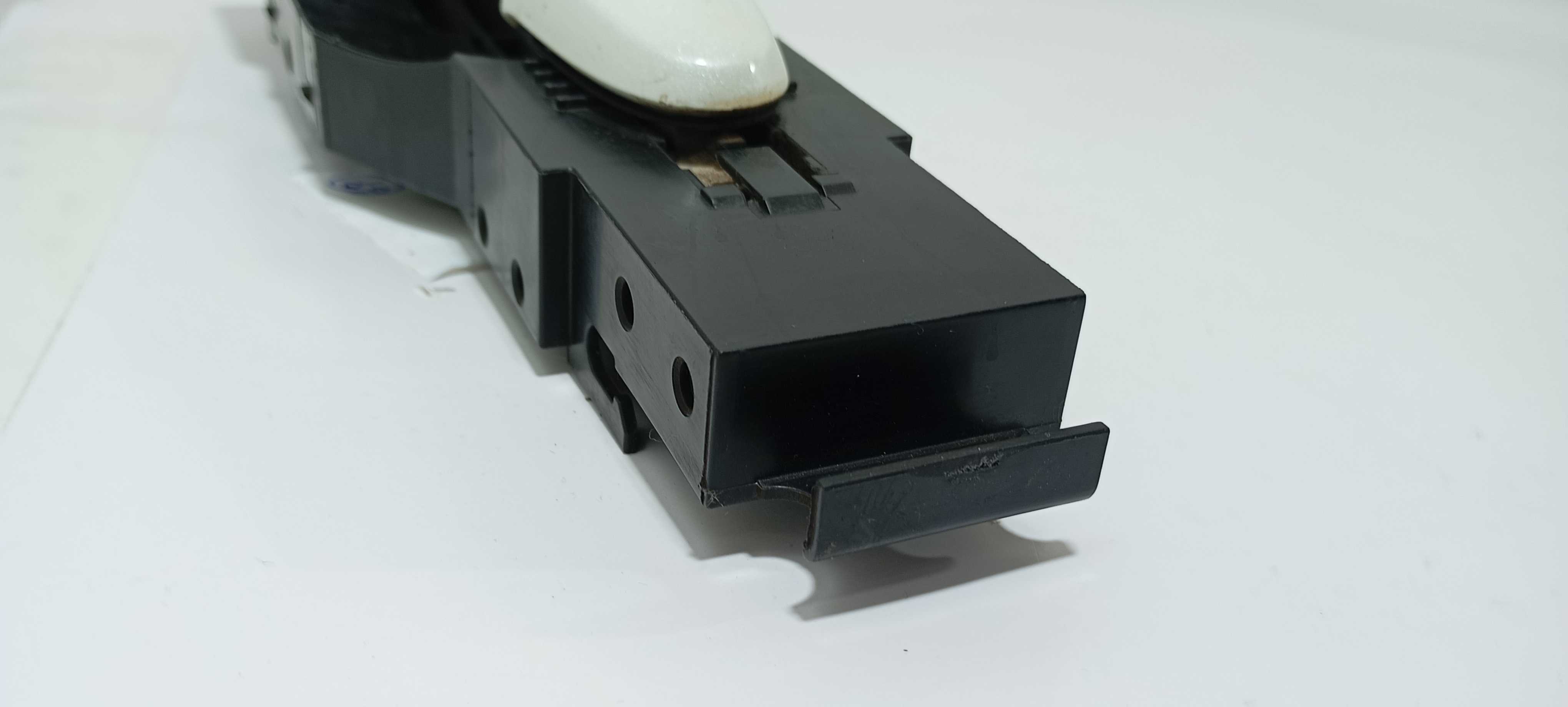 Maçaneta Externa Traseiro E. Nissan March Sv 1.0 2016 Sh1ha Branco Traseira 3