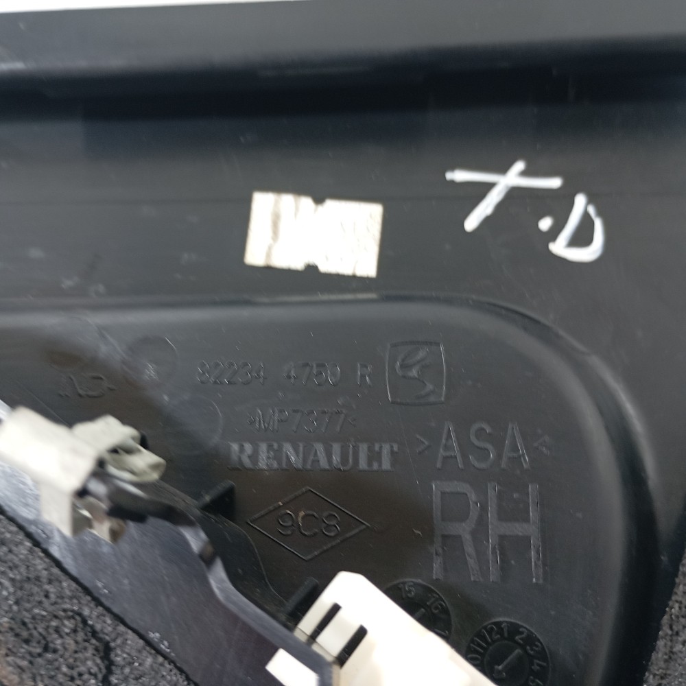 Moldura Coluna Traseira Direita Captur 2021 822344750r Preto 7