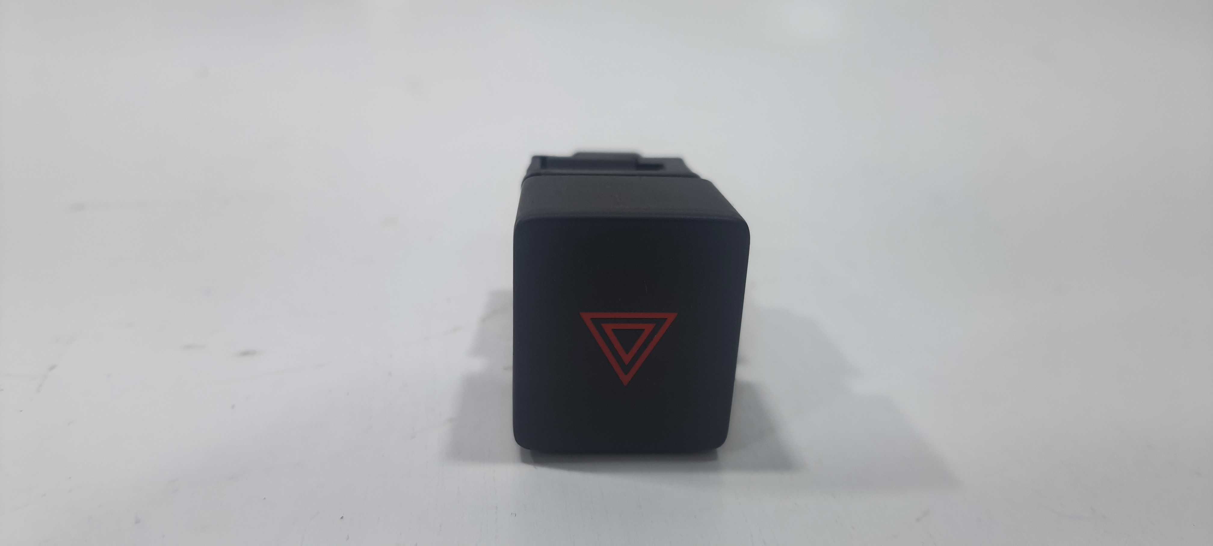 Botão Pisca Alerta Nissan March Sv 1.0 2016 5722k1 Preto 2