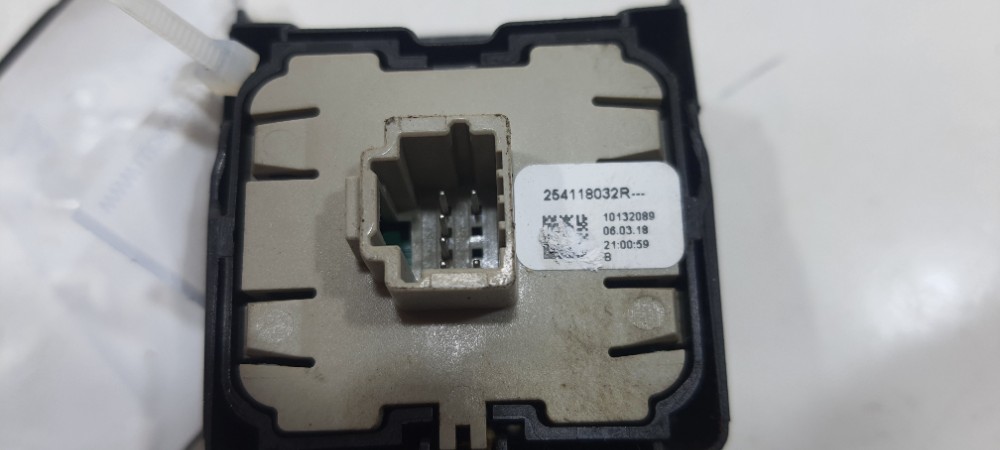 Botão Vidro Dianteiro Esquerdo Sandero 2019 254118032r 3