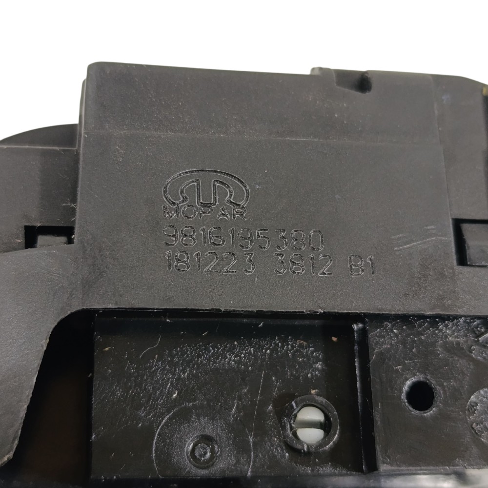 Fechadura tampa traseira Peugeot 208 ano 2024 9816195380 3