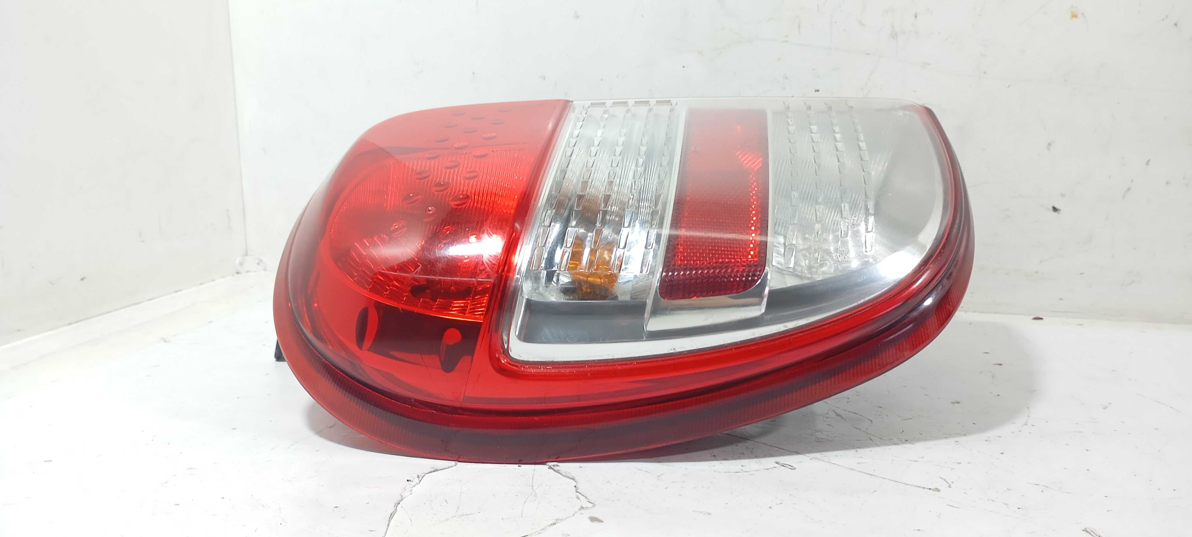 Lanterna Traseira E. Nissan March 1.6 2013 265552hloa Esquerdo/motorista Vermelho/branco 5