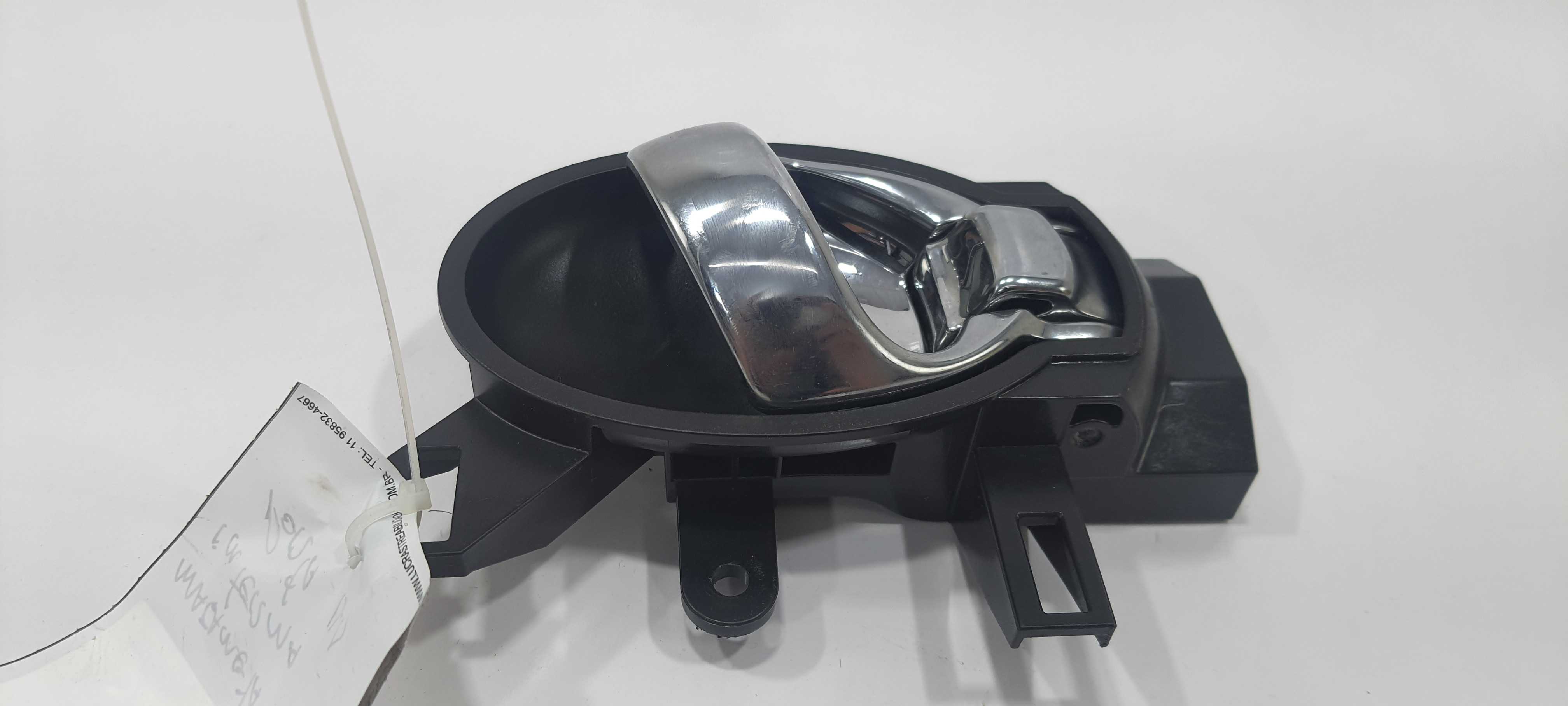 Maçaneta Int Dianteira Dir. Nissan March Sv 1.0 2016 V2296 Preto/cromado Dianteira 5