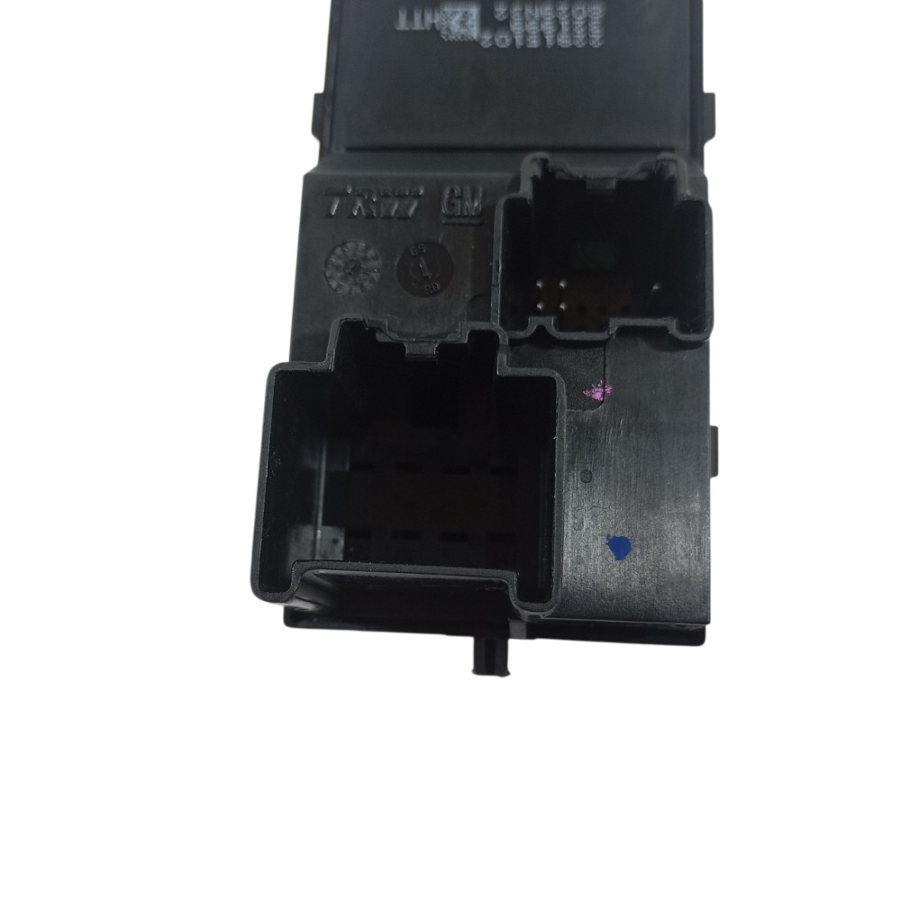 Botão Vidro Dianteiro Direito Tracker Lt 1.4 2018 22915102 6