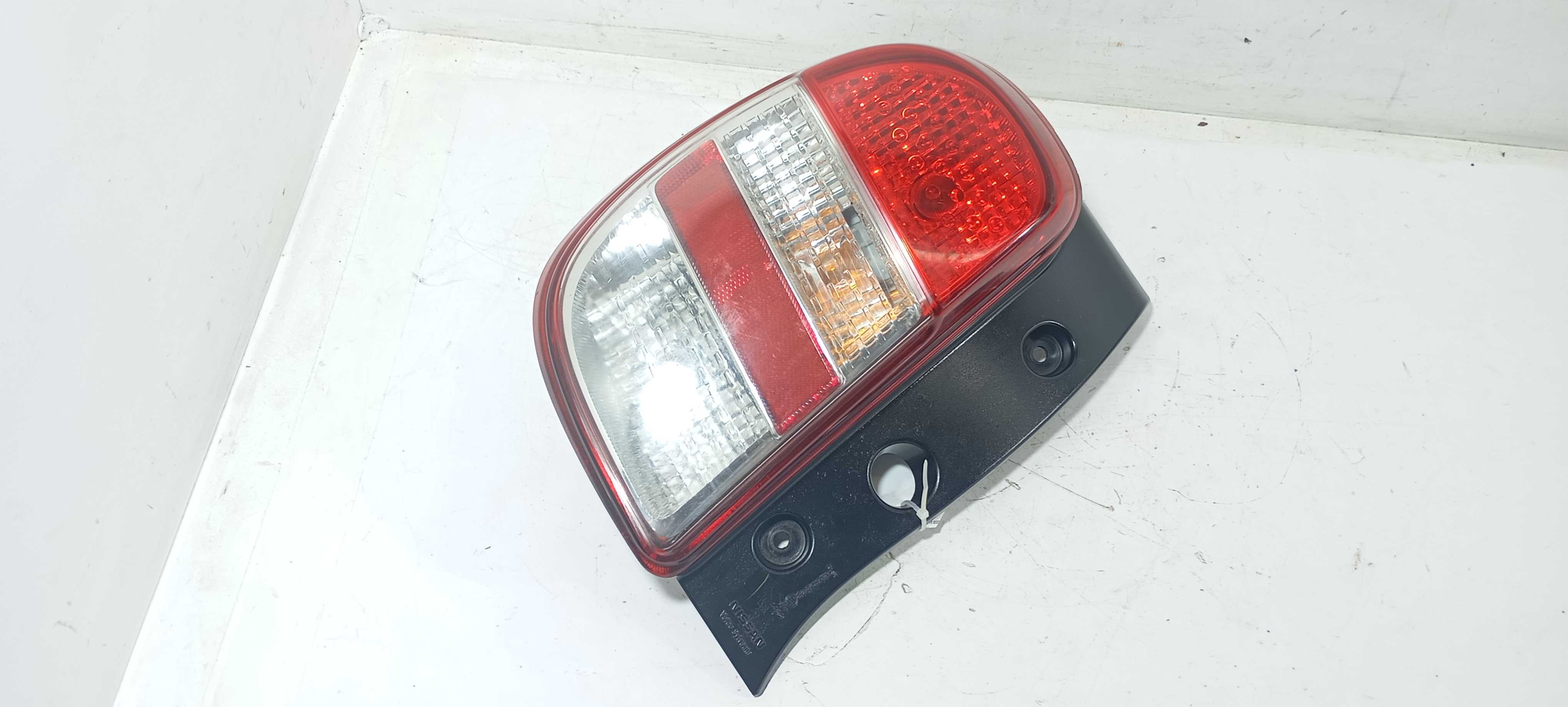 Lanterna Traseira E. Nissan March 1.6 2013 265552hloa Esquerdo/motorista Vermelho/branco 10