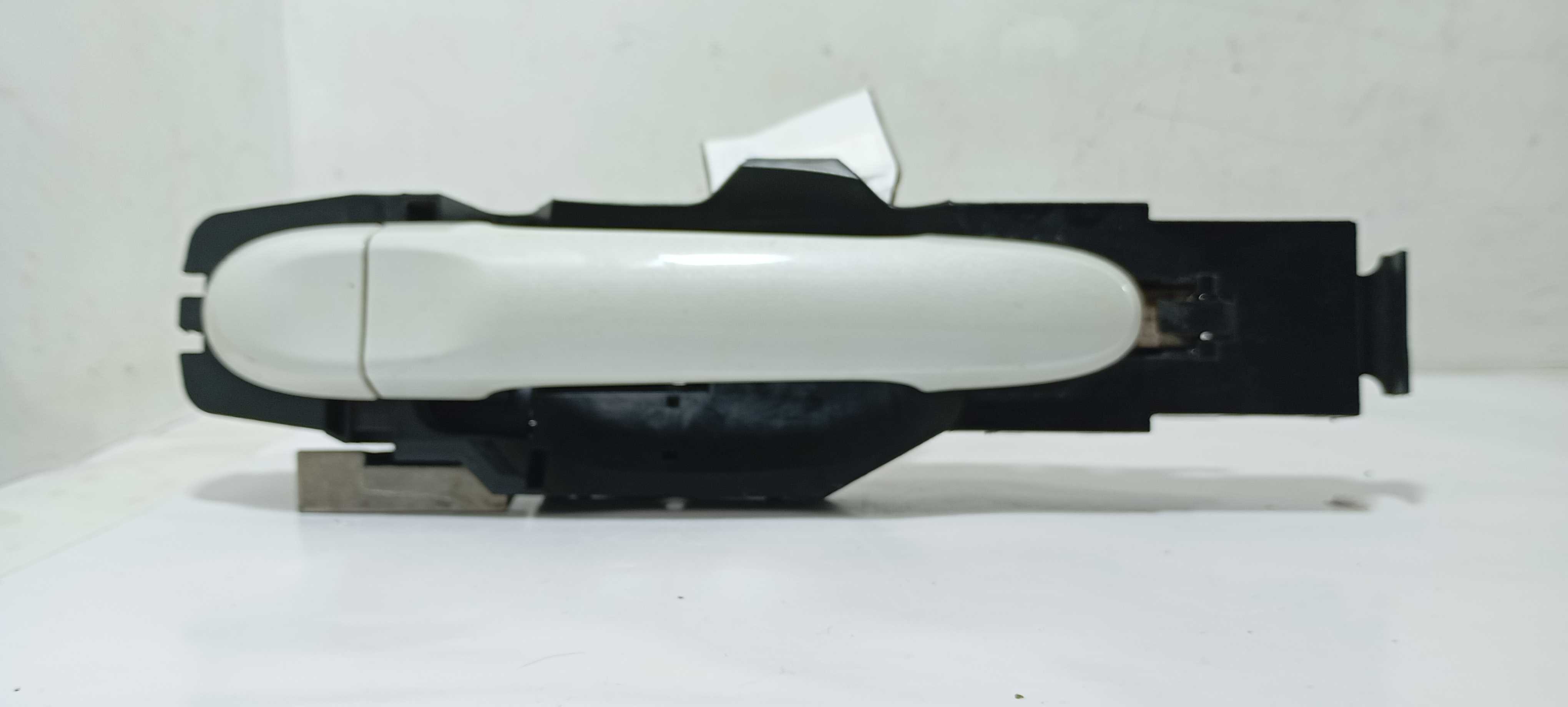 Maçaneta Externa Traseiro E. Nissan March Sv 1.0 2016 Sh1ha Branco Traseira 8