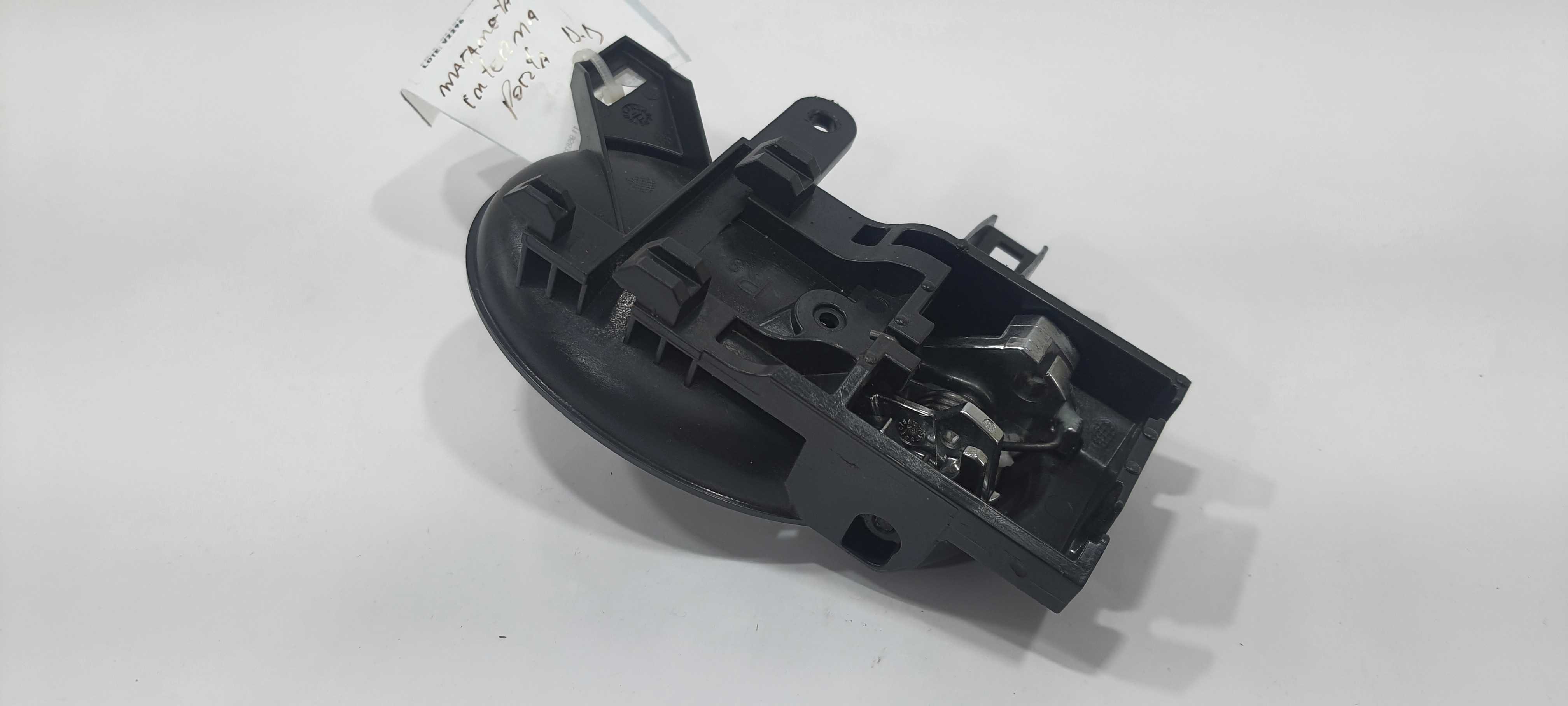 Maçaneta Int Dianteira Dir. Nissan March Sv 1.0 2016 V2296 Preto/cromado Dianteira 2