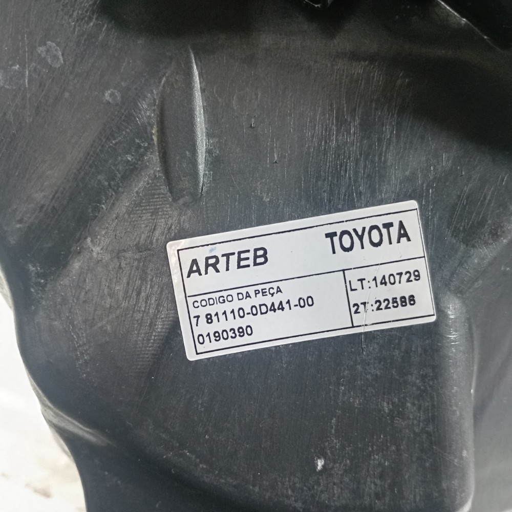 Farol Direito Toyota Etios Sedan 2014 7811100d44100 Direito/passageiro 9