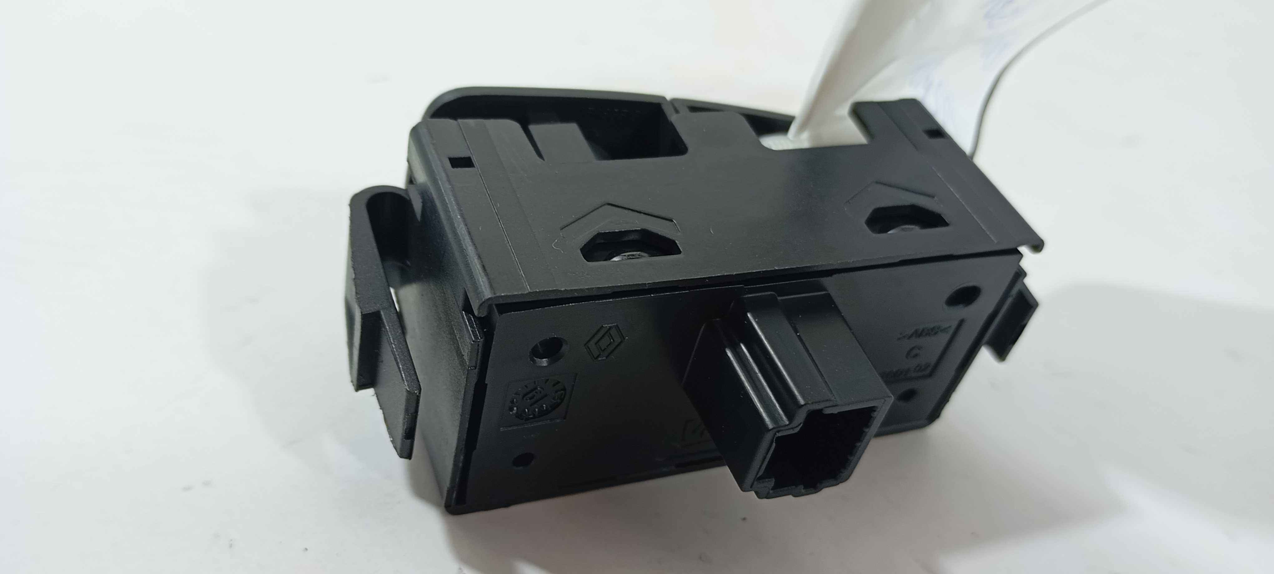 Botão Pisca Alerta Renault Sandero 1.0 2020 E3160102 Preto 3