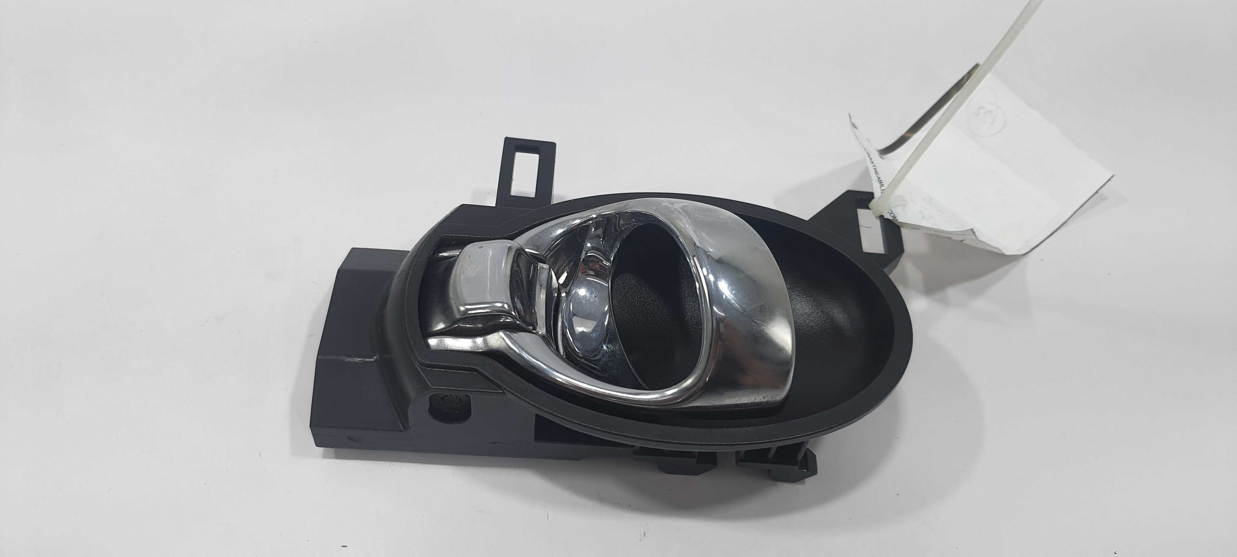 Maçaneta Int Dianteira Dir. Nissan March Sv 1.0 2016 V2296 Preto/cromado Dianteira 1