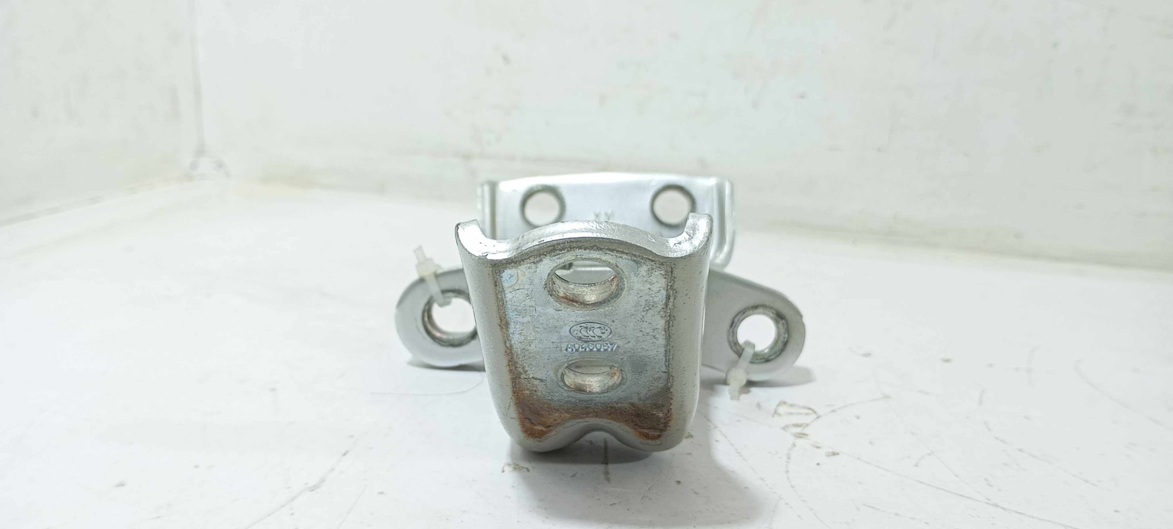 Dobradiça Porta Traseira E. Kia Sorento Ex2 2.4 12 A046057 5
