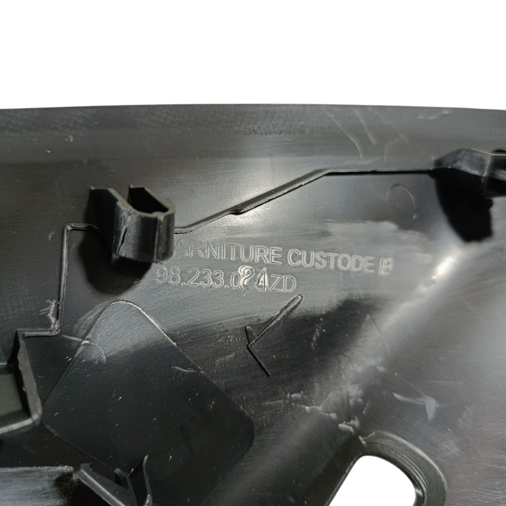 Acabamento porta malas LD Peugeot 208 ano 2024 98233024ZD 4