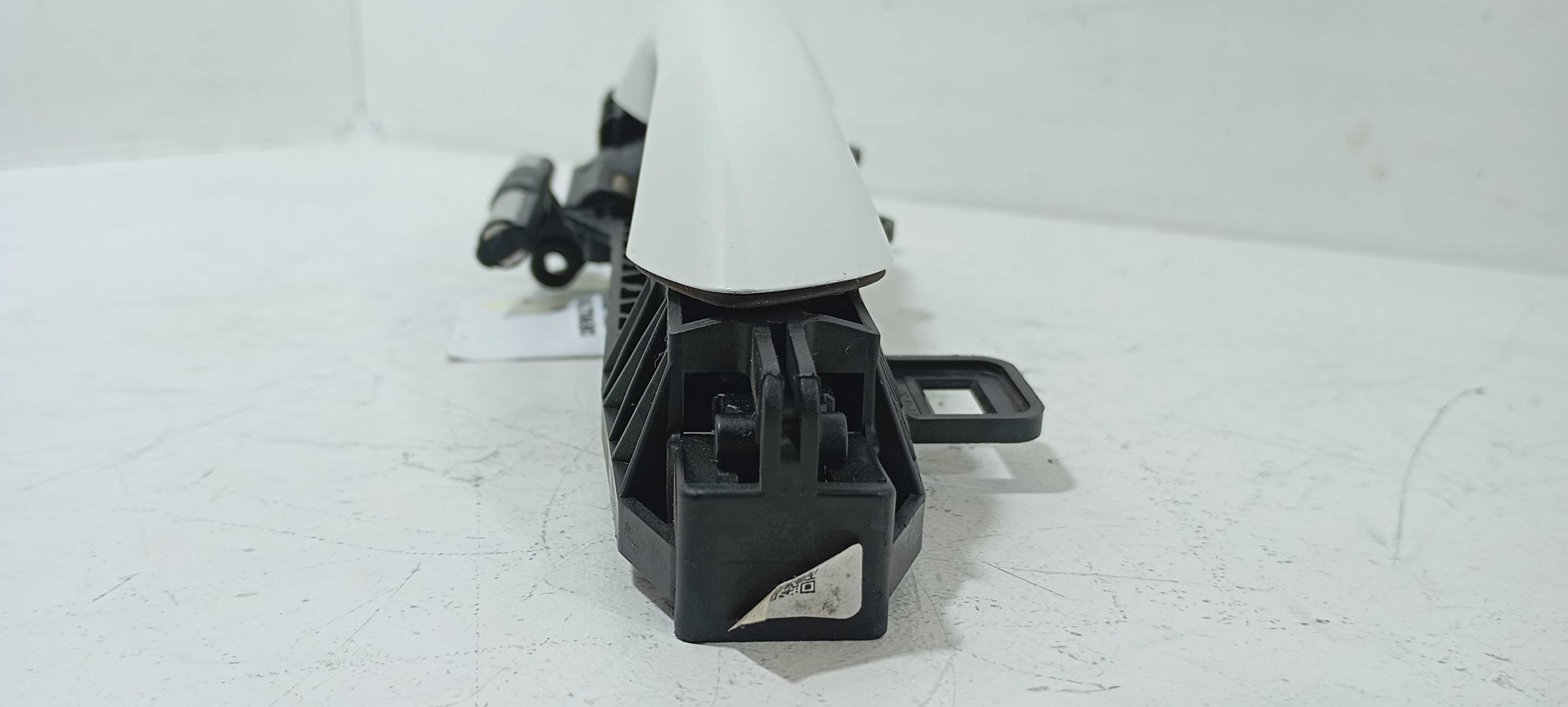 Maçaneta Porta Exter. Diant. E. Onix Sedan Lt 1.0 24 V2303 Branco Dianteira 5