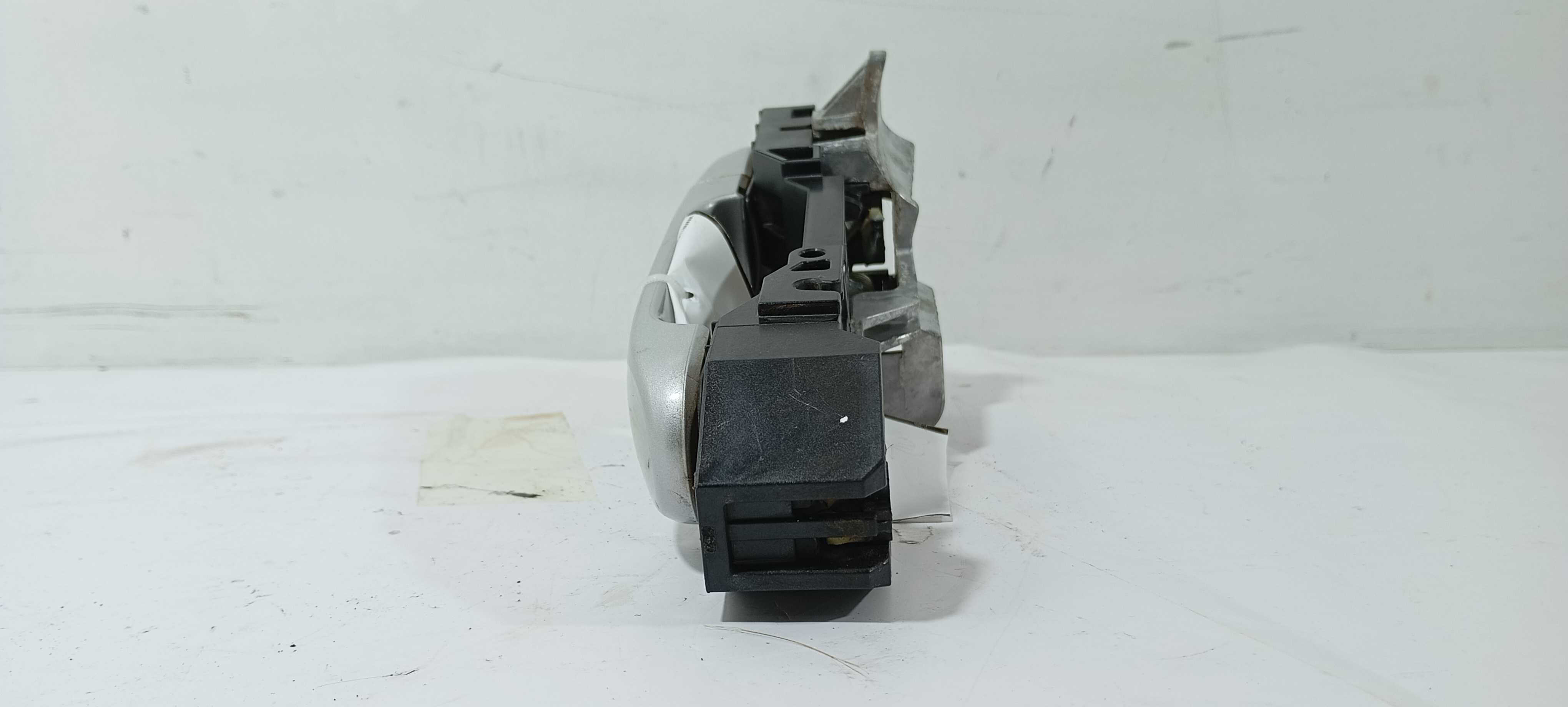 Maçaneta Externa Traseira E. Nissan Tiida Sedan 1.8 12 V2305 Cinza Perolado Traseira 2