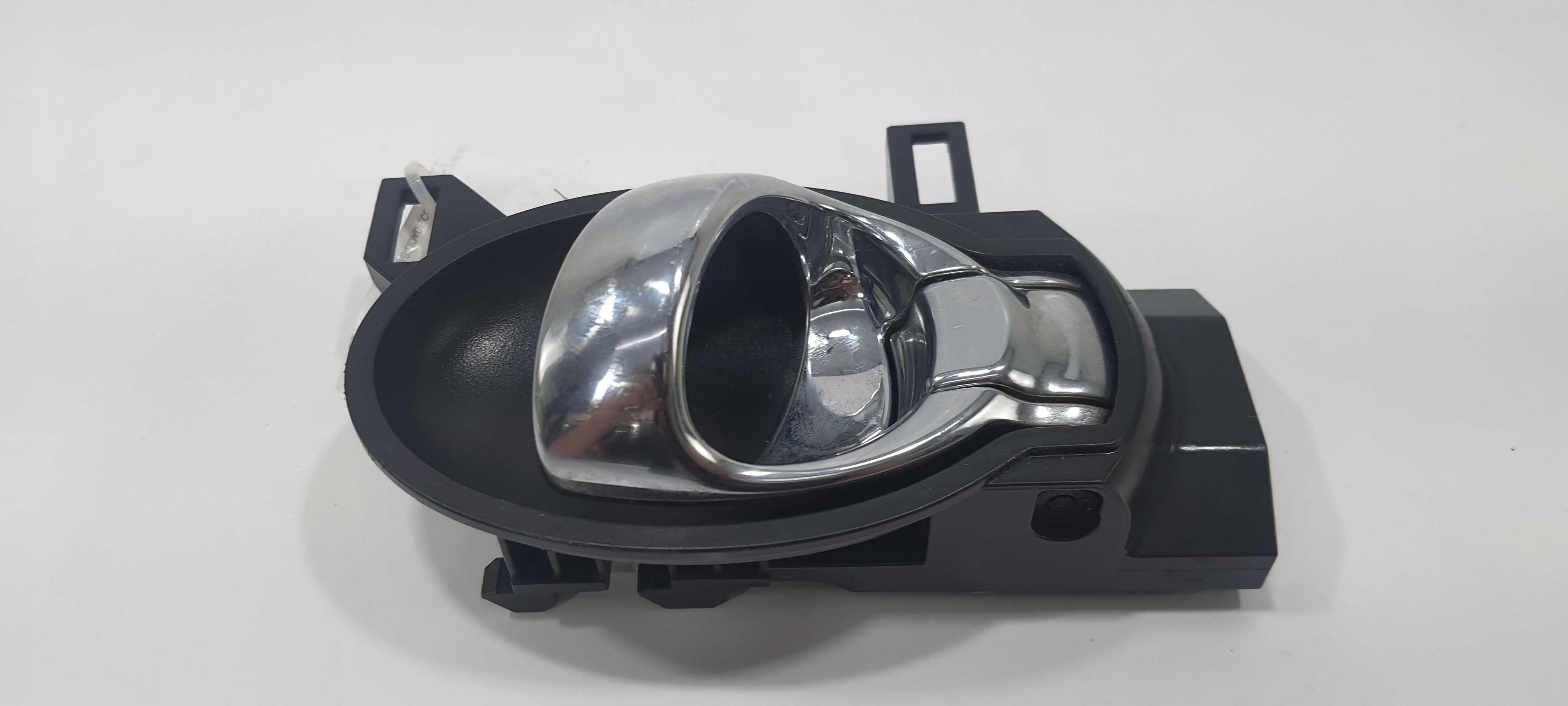 Maçaneta Int Dianteira Esq. Nissan March Sv 1.0 2016 V2296 Preto/cromado Dianteira 3